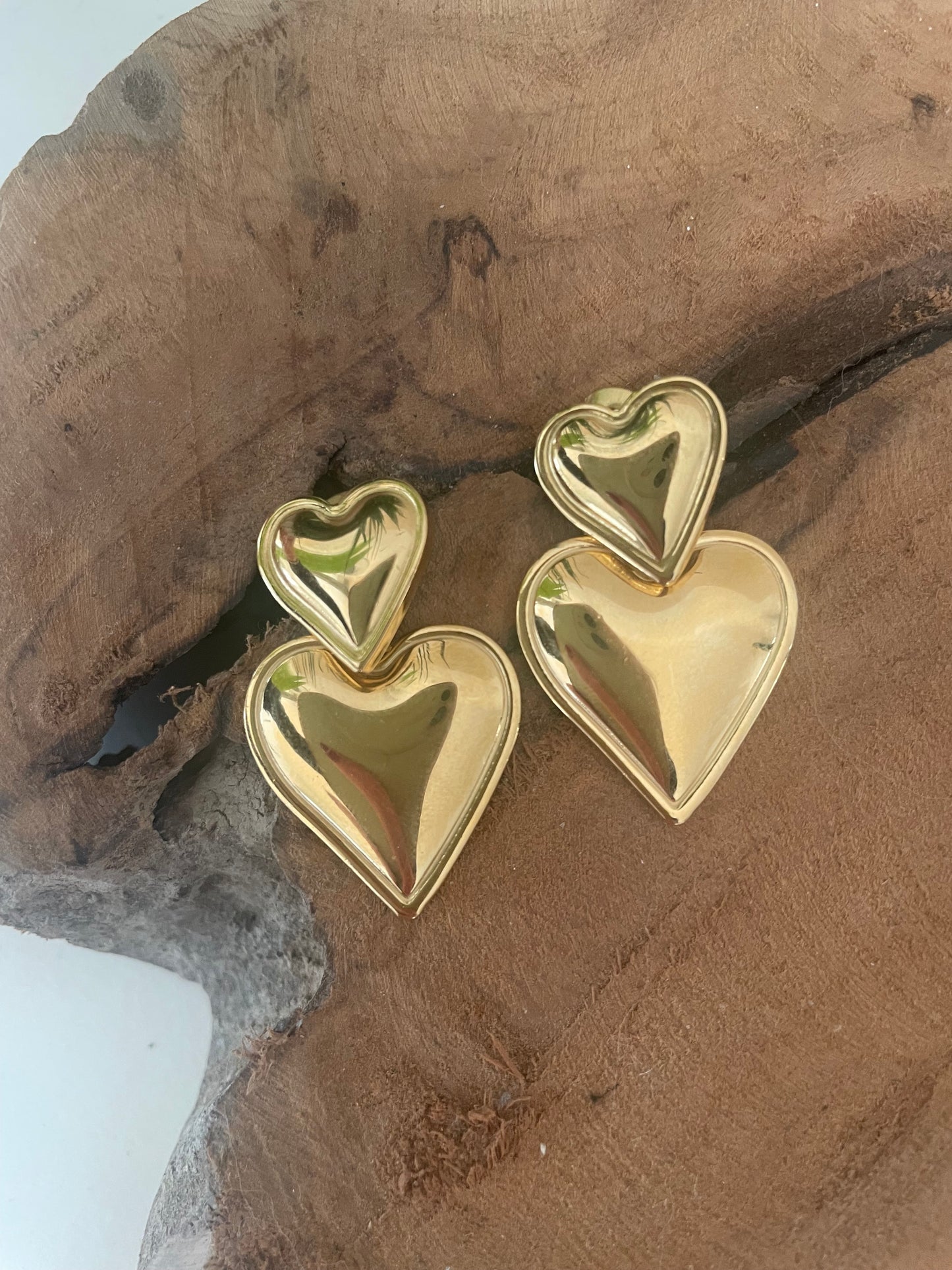 Rendu brillance zoom petites boucles d’oreilles forme coeur doré mademoiselle bergamote
