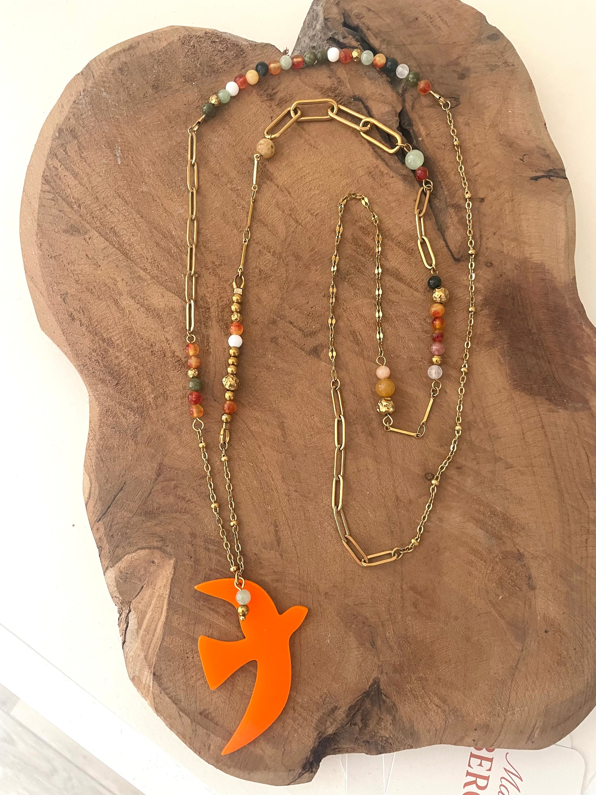 Collier sautoir oiseau orange acier inox doré et pierres naturelles