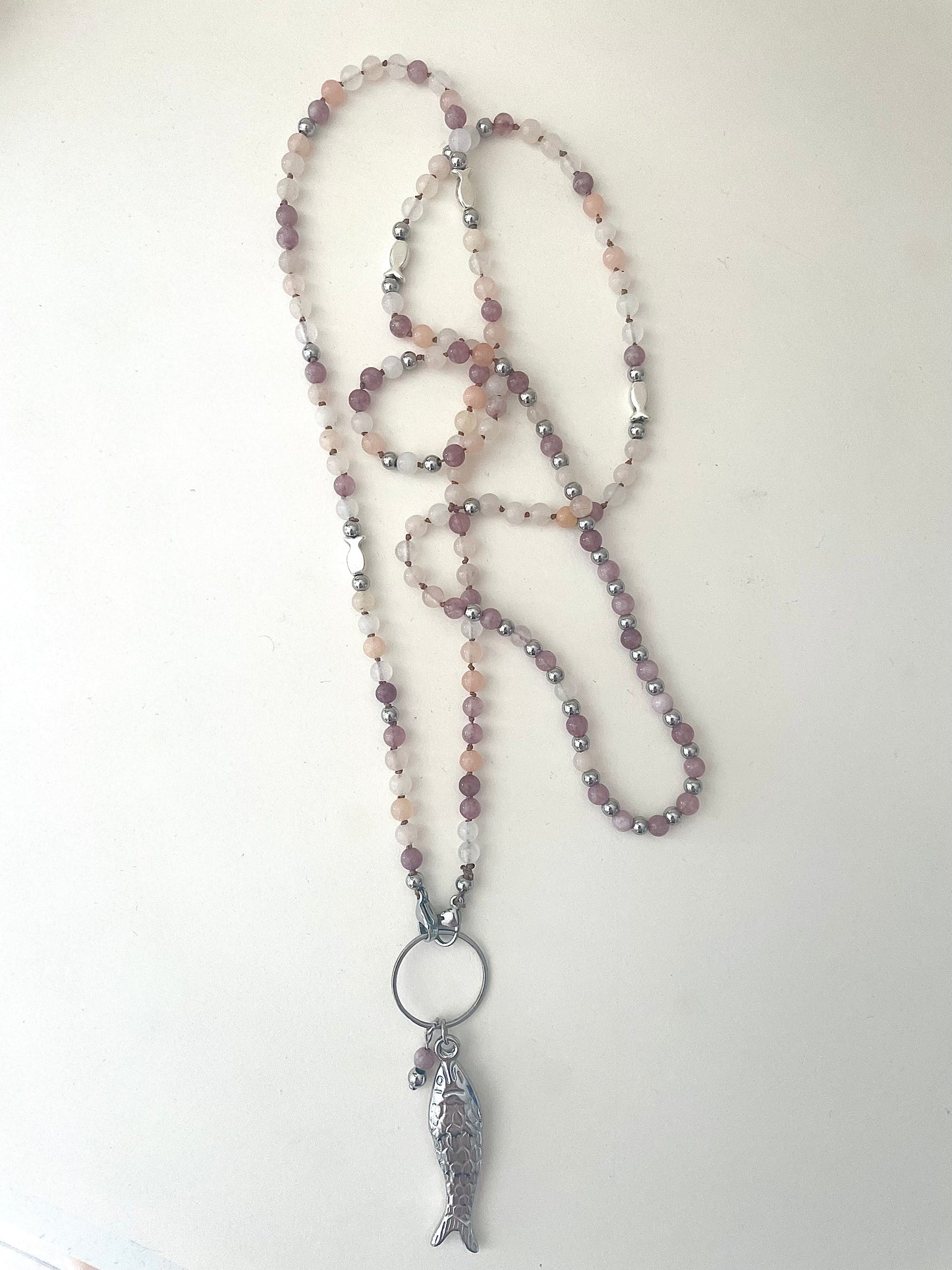 Vue entière sur fond blanc collier sautoir poisson Jacqueline pierre naturelle beige et violine