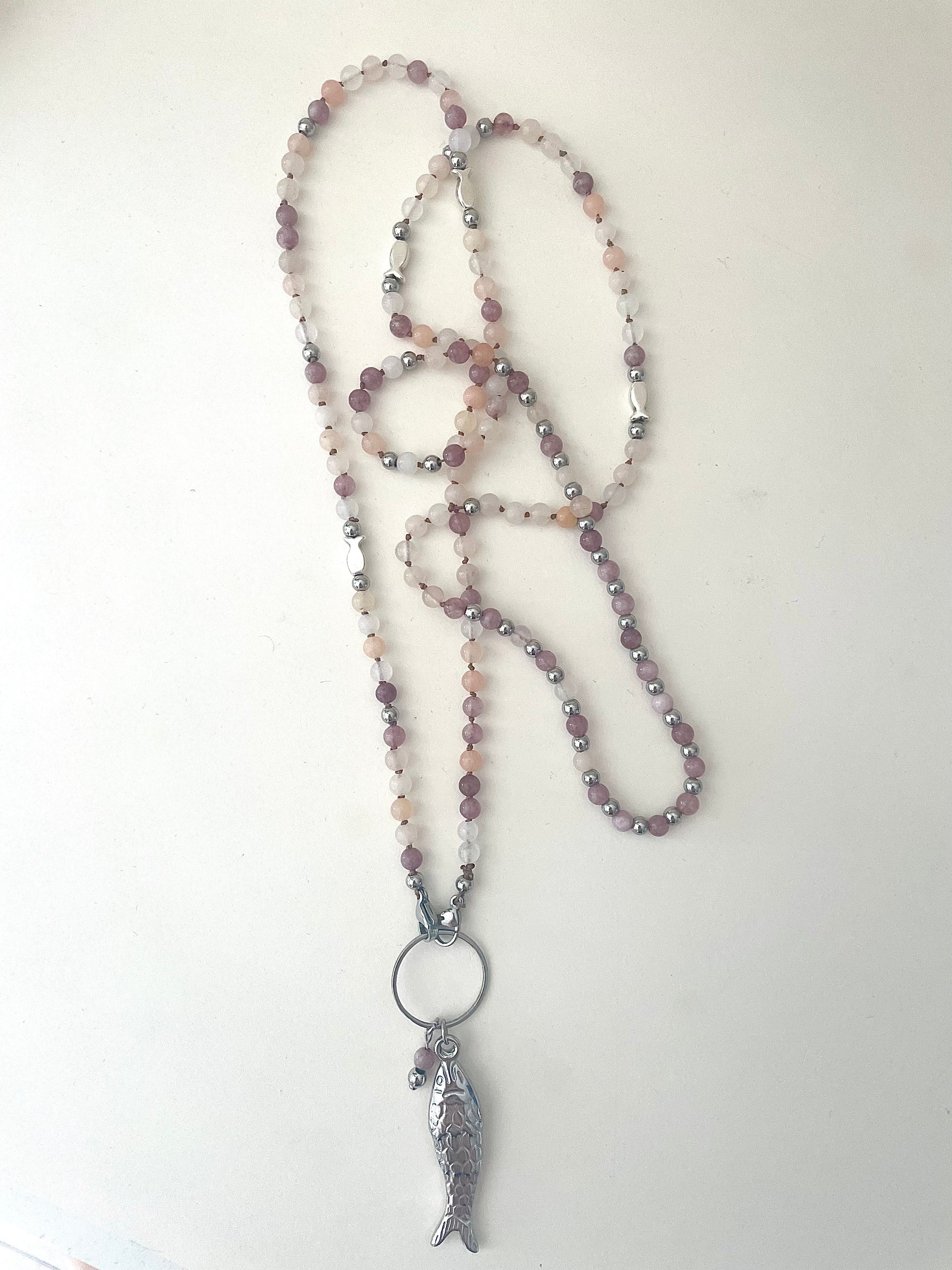 Vue entière sur fond blanc collier sautoir poisson Jacqueline pierre naturelle beige et violine
