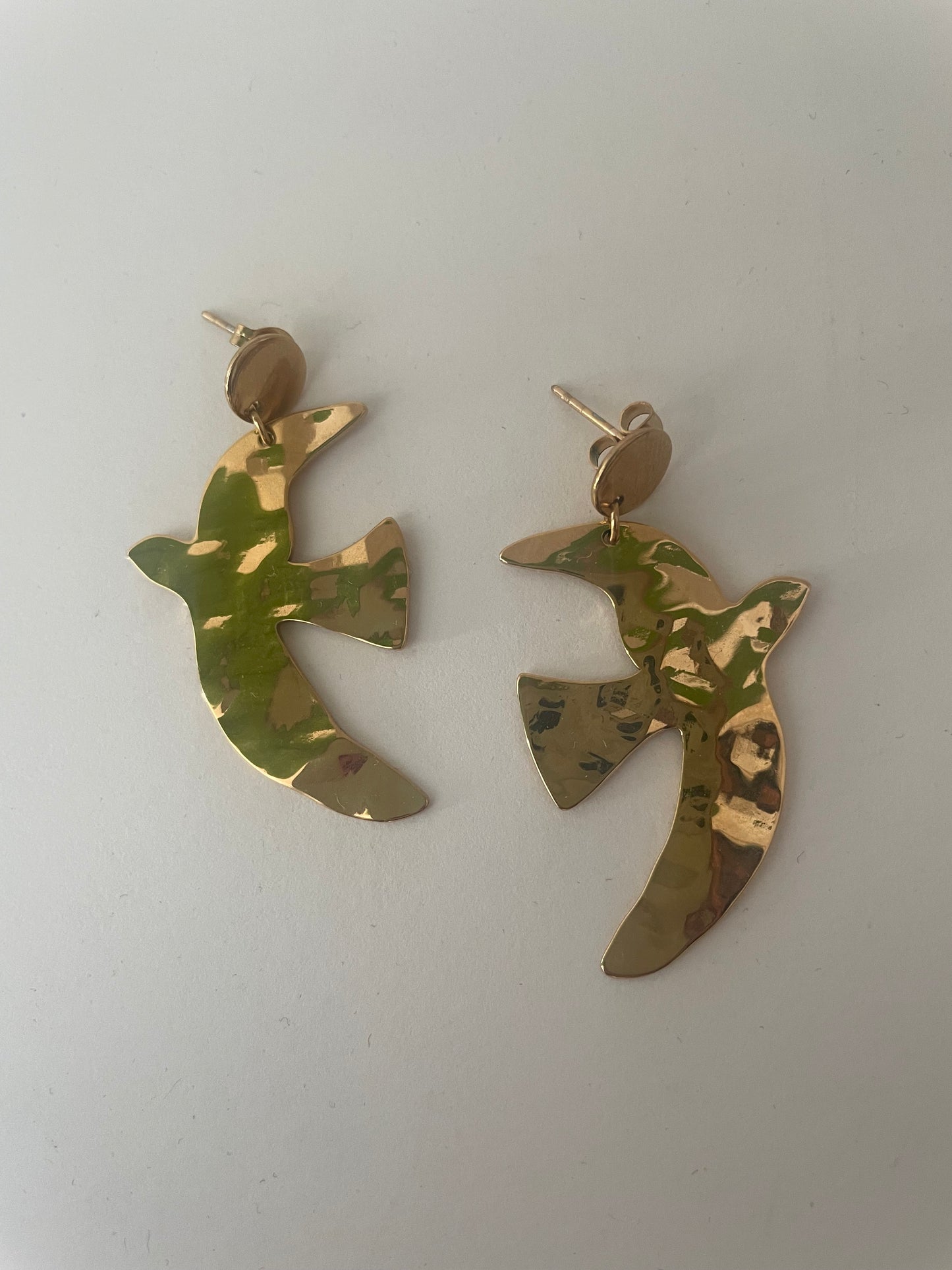 détail zoom boucles dorées oiseaux sur fonc blanc