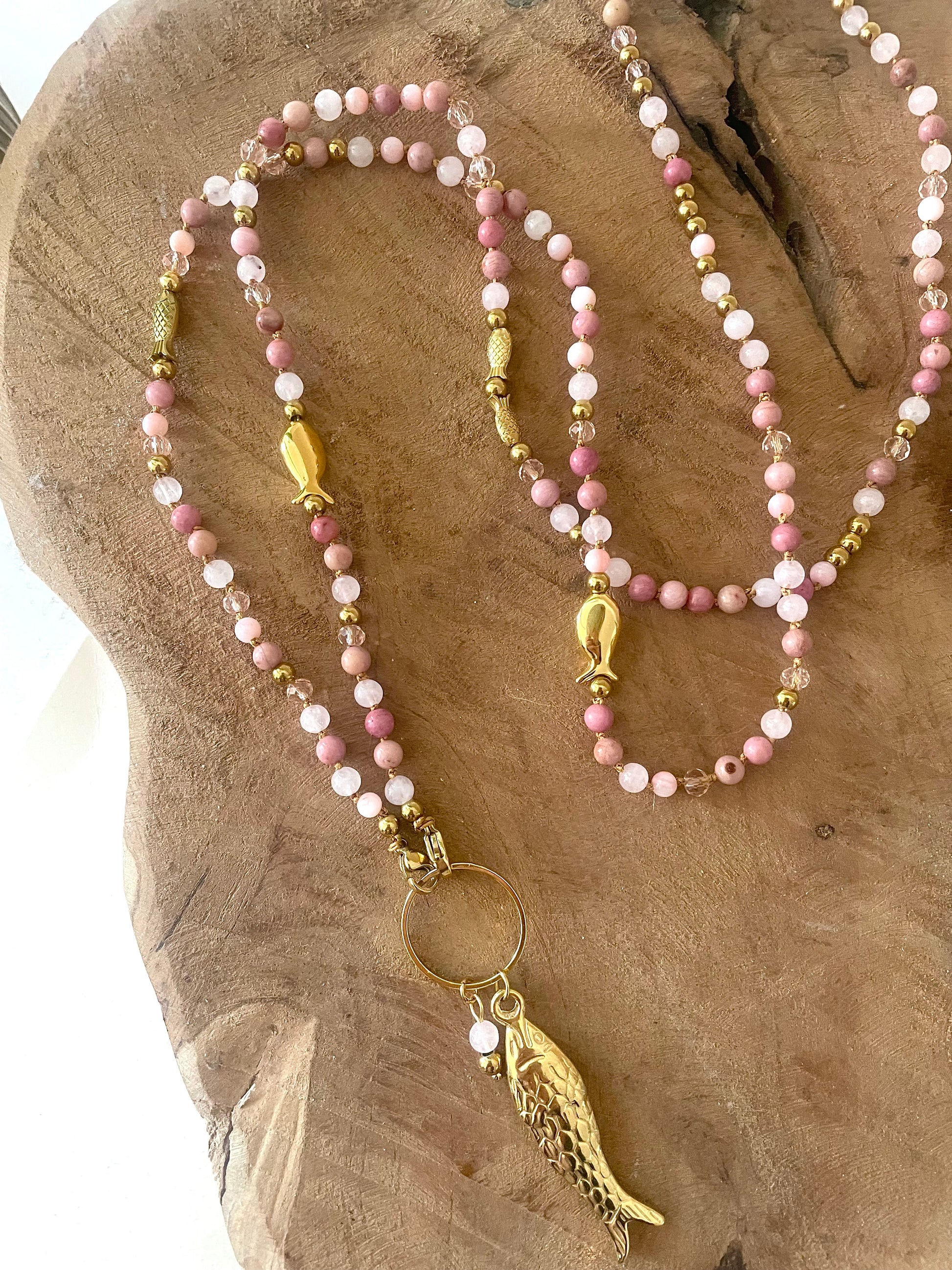 Collier sautoir fait main le poisson Jacqueline tons roses pierre naturelle et pendentif acier inoxydable doré