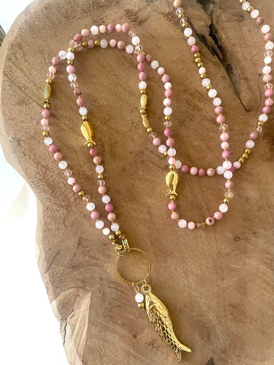 Collier sautoir fait main le poisson Jacqueline tons roses pierre naturelle et pendentif acier inoxydable doré