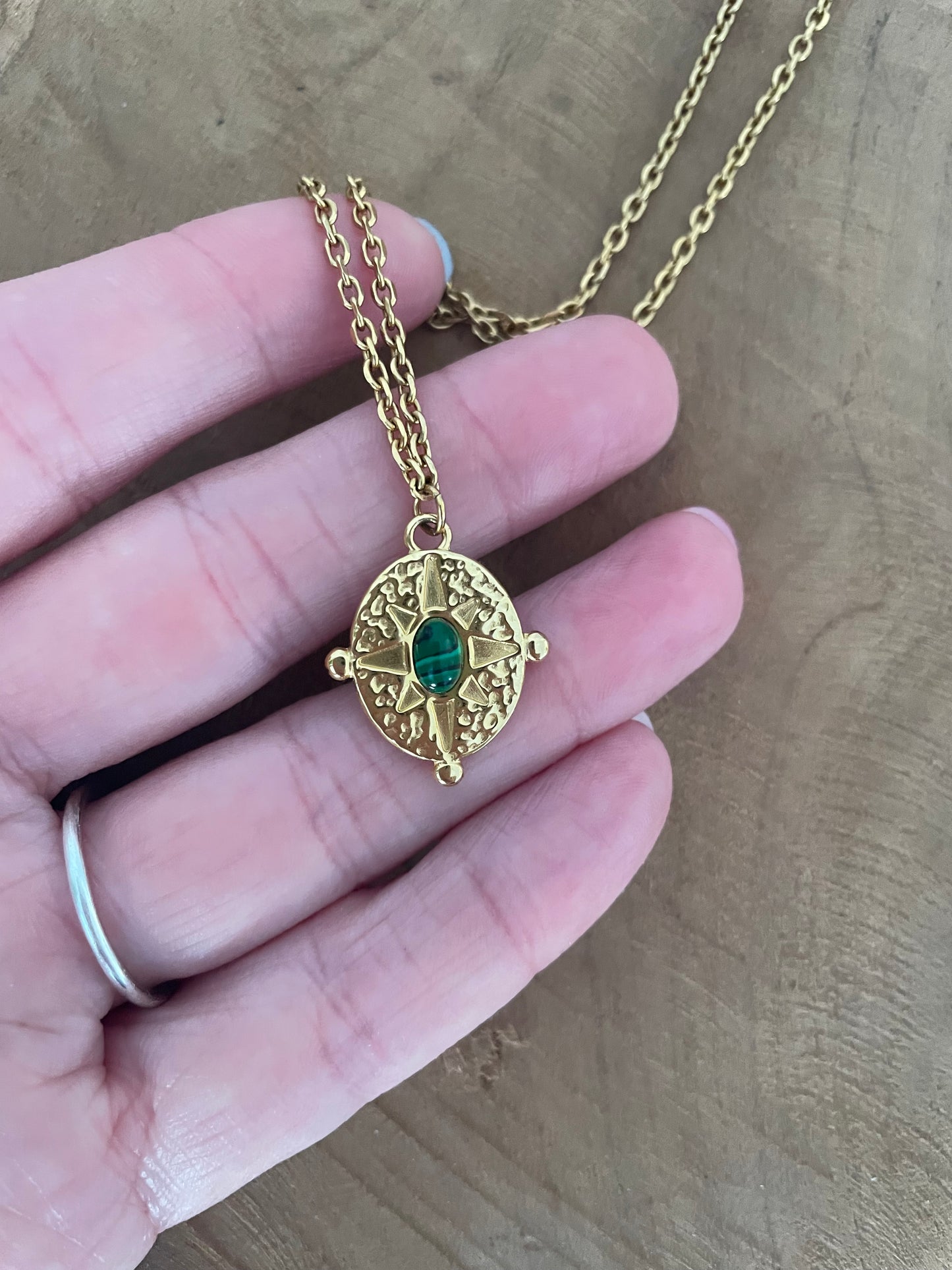 Collier court doré et médaillon serti de malachite