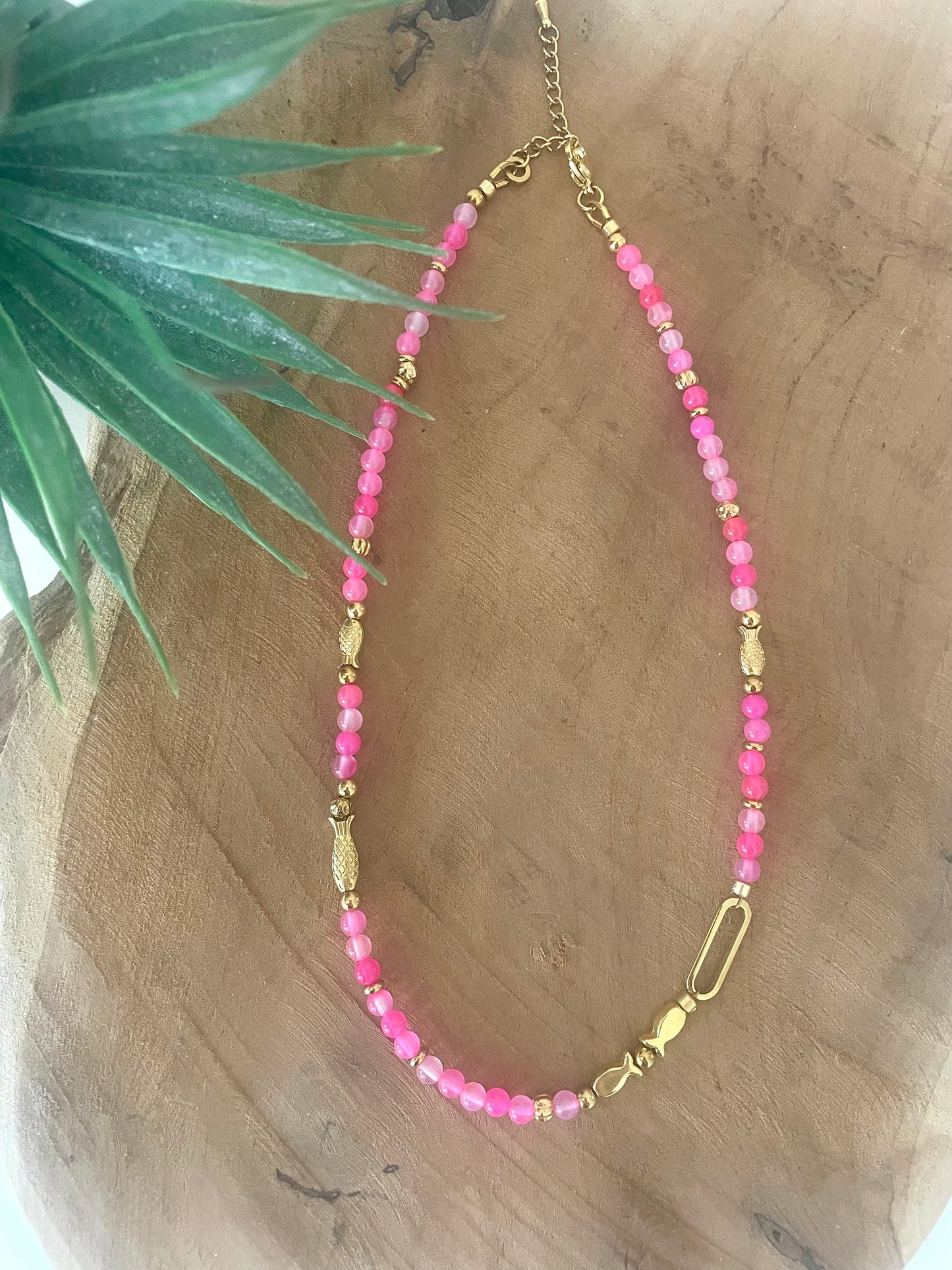 Collier court - ras de cou le poisson Jeanne en pierre naturelle agate rose vif et doré