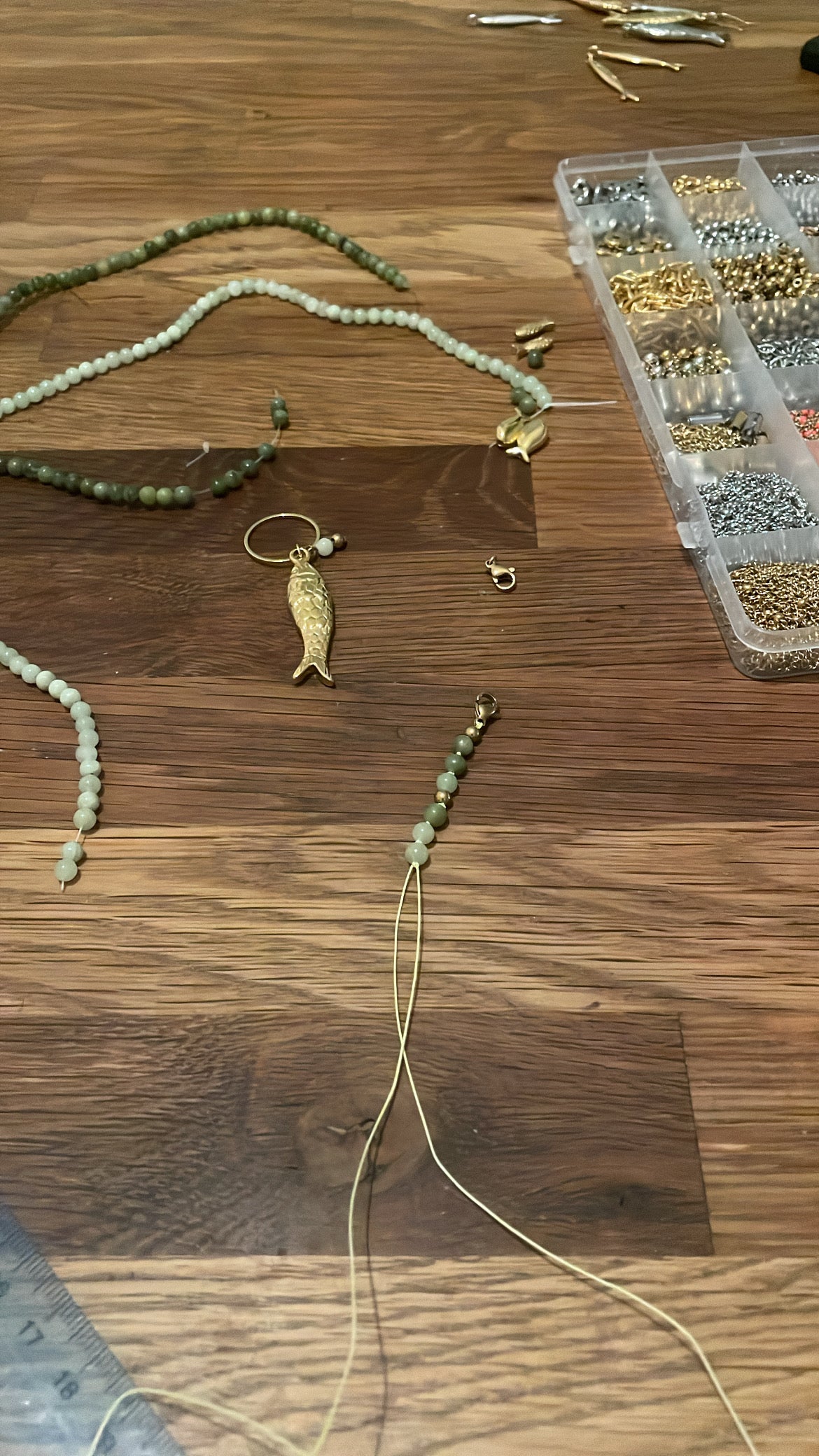 Processus création artisanat long collier sautoir Jacqueline tons verts et doré