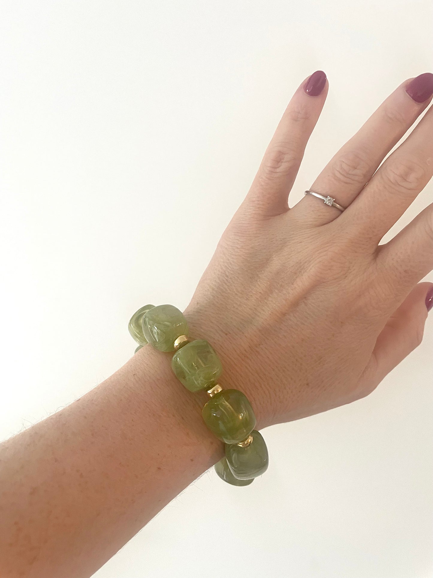 Porté bracelet SOLENE perles vertes translucides