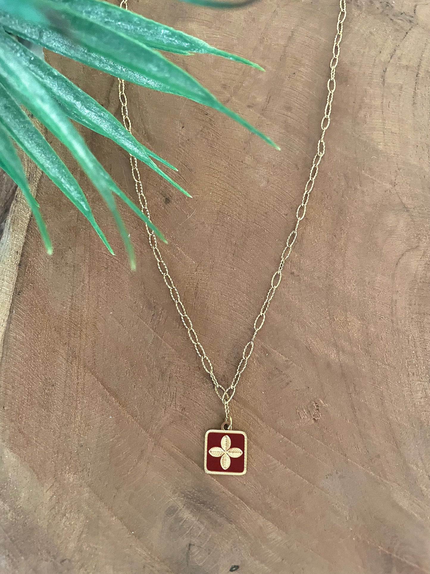 Collier court pendentif fleur bordeaux et doré