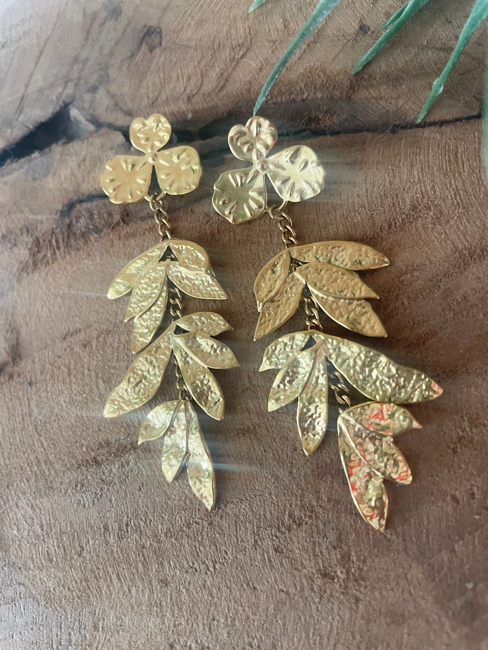 Détail boucles feuilles dorées martelées tombantes