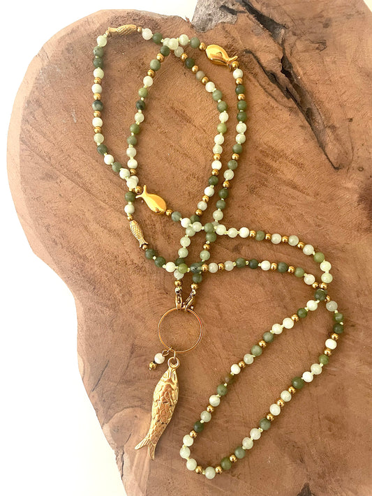 Vue entière collier sautoir Jacqueline tons verts et doré grand pendentif poisson pierre naturelle