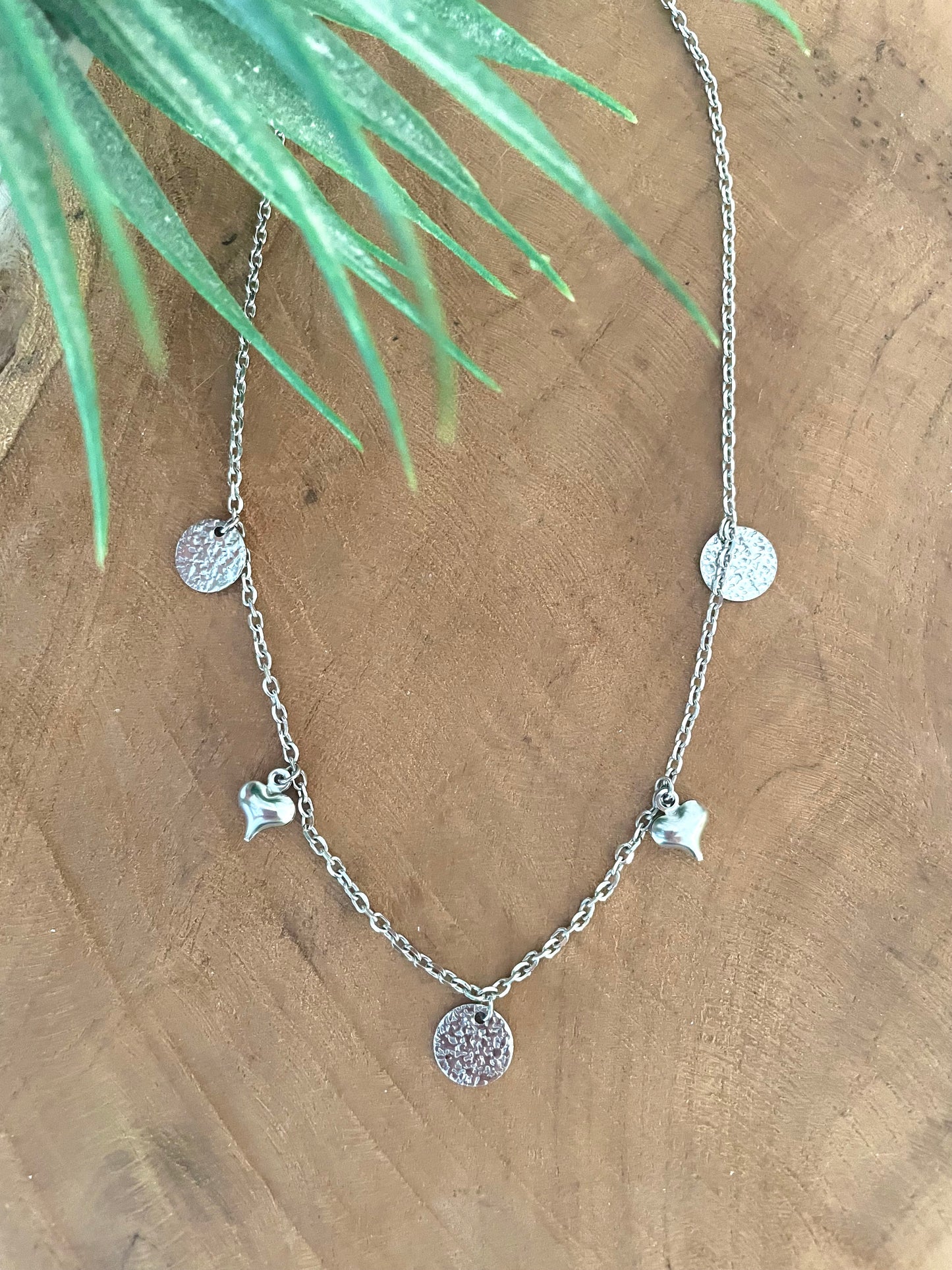 Collier court argenté avec breloques coeurs et médailles martelées