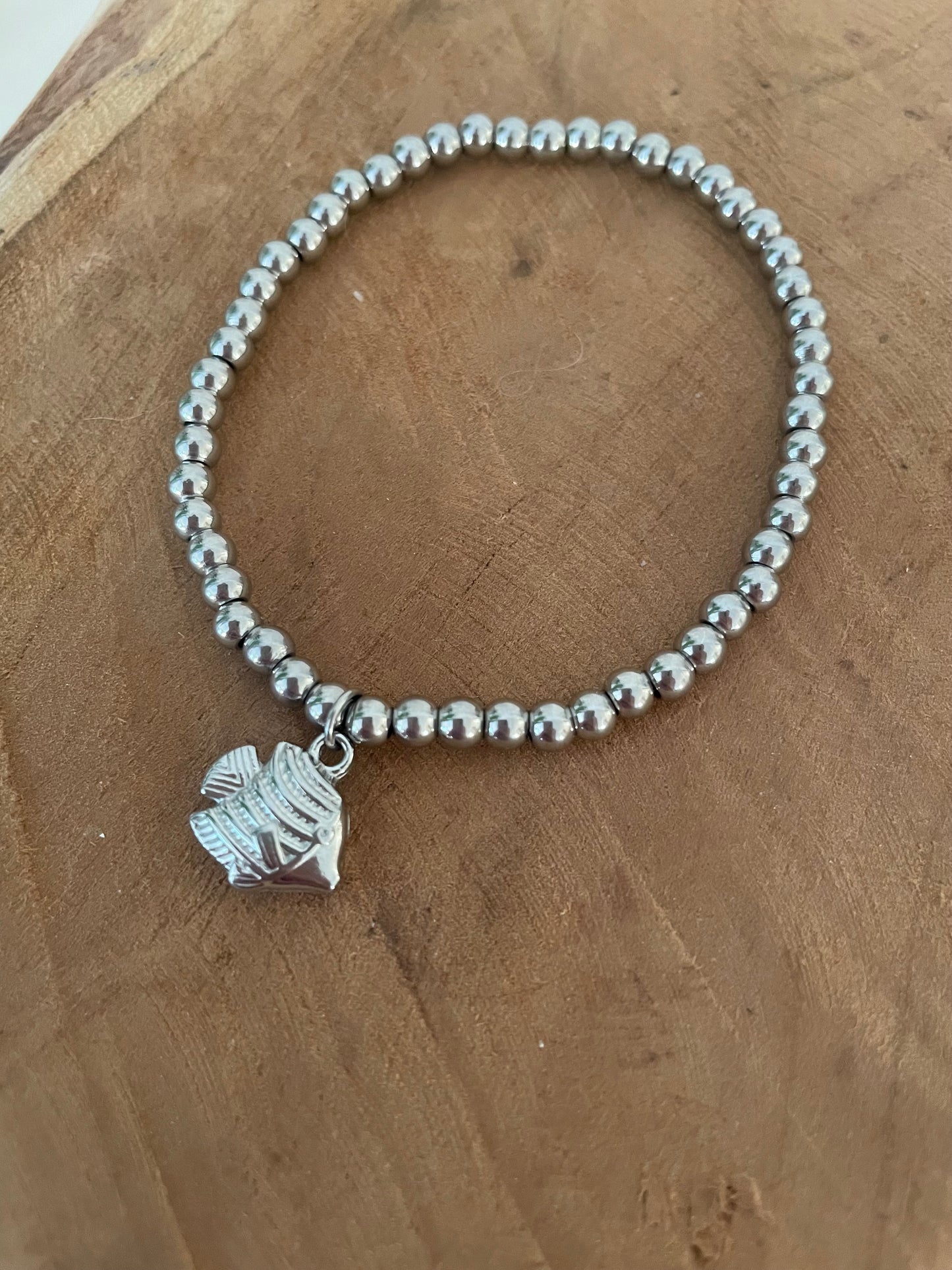 Bracelet breloque poisson en perles argentées