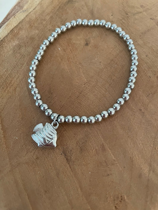 Bracelet breloque poisson en perles argentées