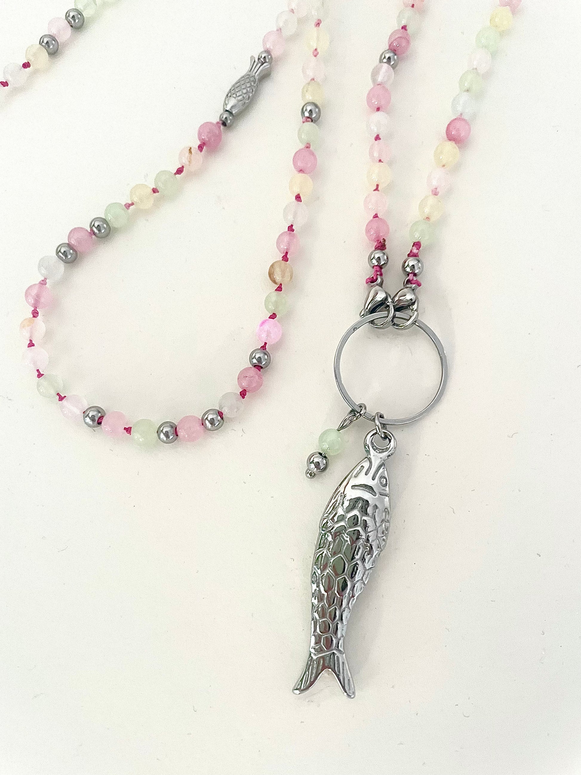 Fond blanc zoom grand pendentif poisson acier inxmoxydae argenté long collier pierre naturelle tons pastel