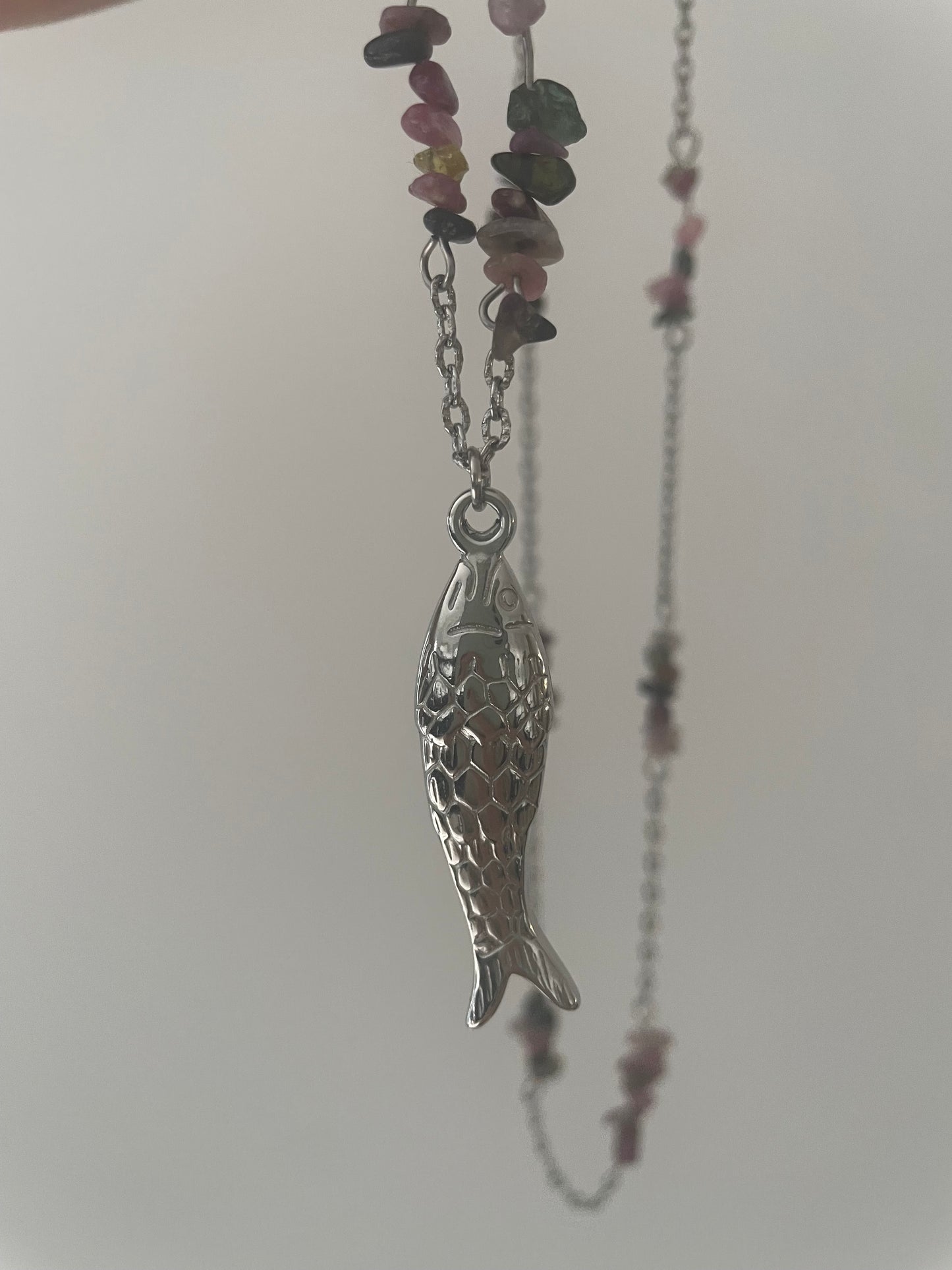 zoom sur pendentif poisson argent du collier sautoir tourmaline fait main