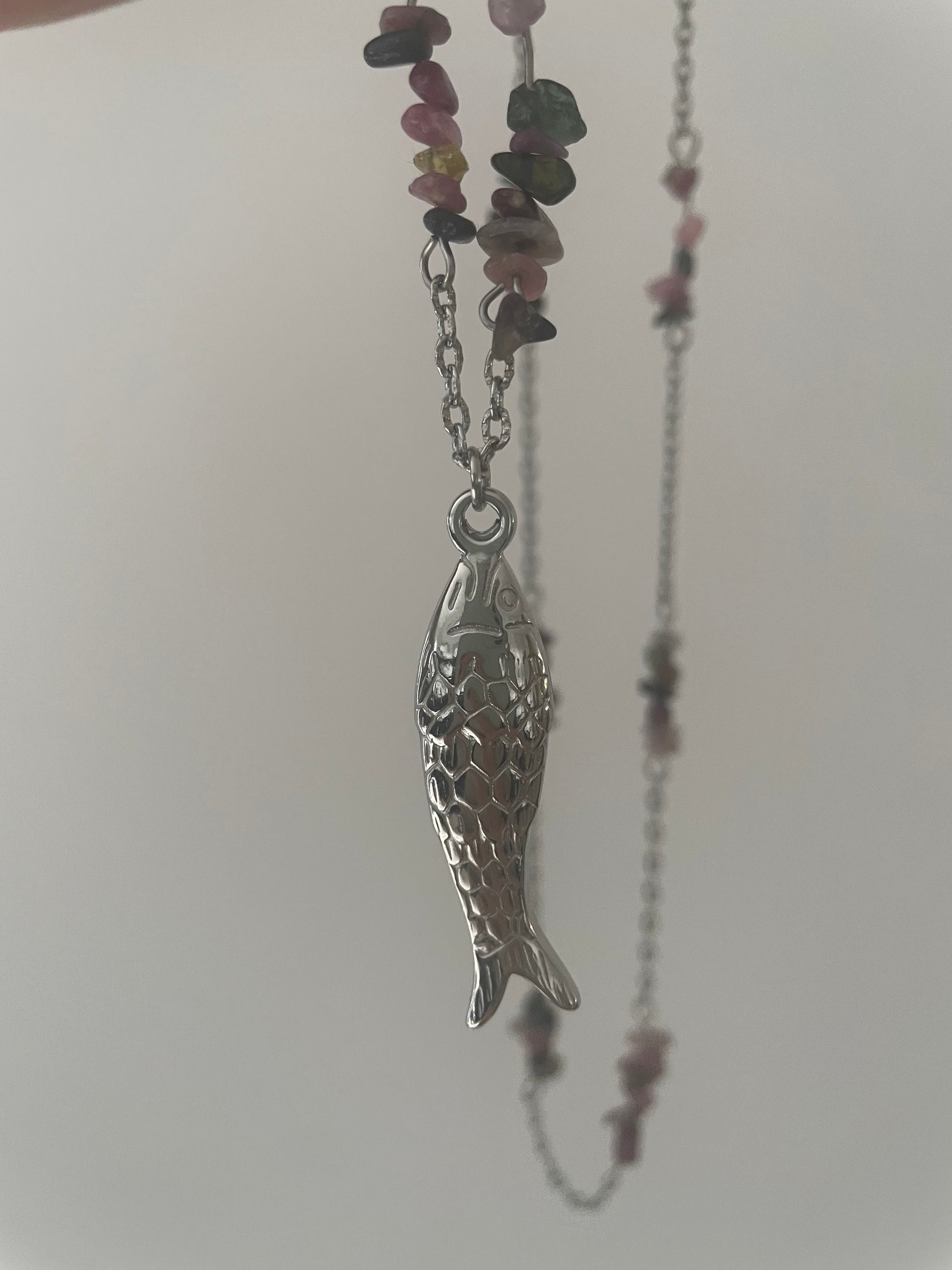 zoom sur pendentif poisson argent du collier sautoir tourmaline fait main