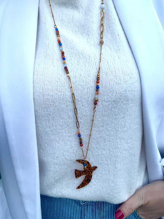 Sautoir thème LIBERTÉ doré pendentif oiseau léopard et pierres naturelles orange-bleu-marron