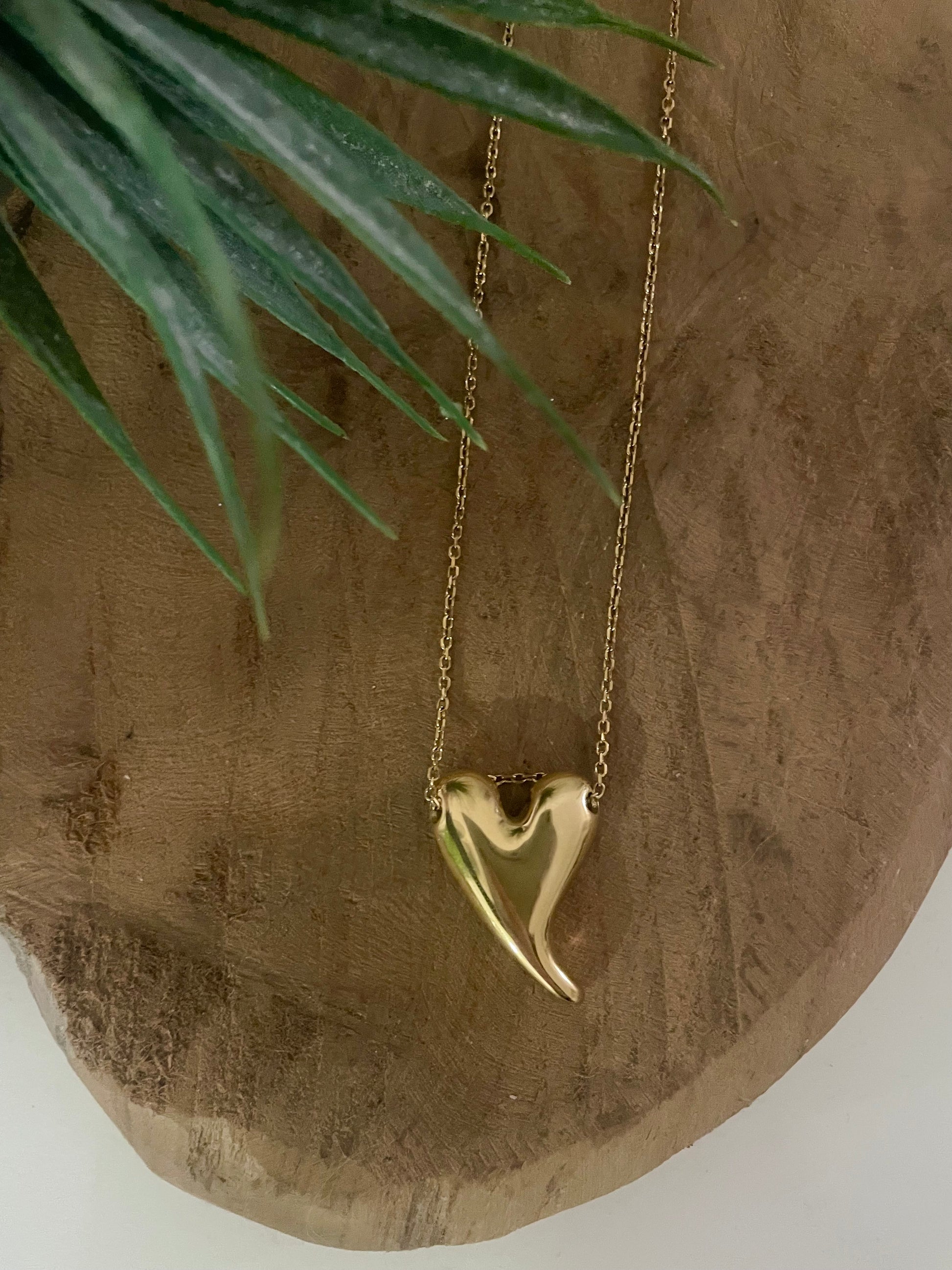 détail bijou collier coeur asymétrique doré acier inox minimaliste
