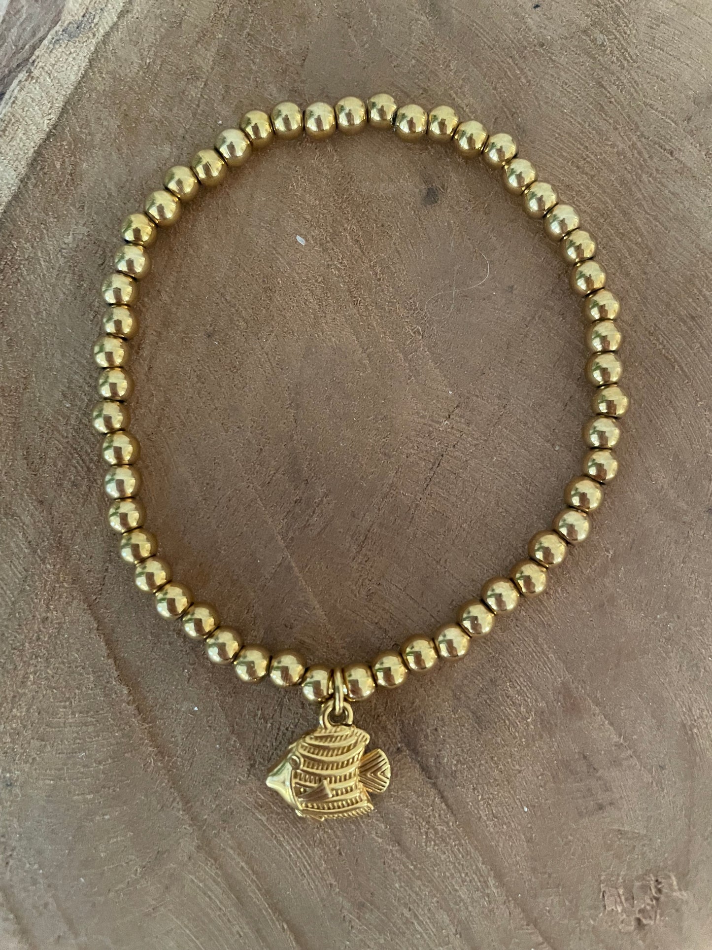 Bracelet breloque poisson en perles dorées