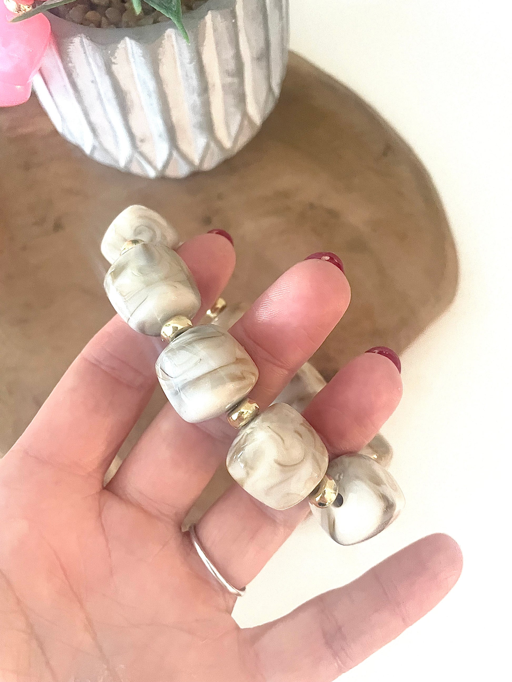 Détail zomm perles beige marbré bracelet SOLENE