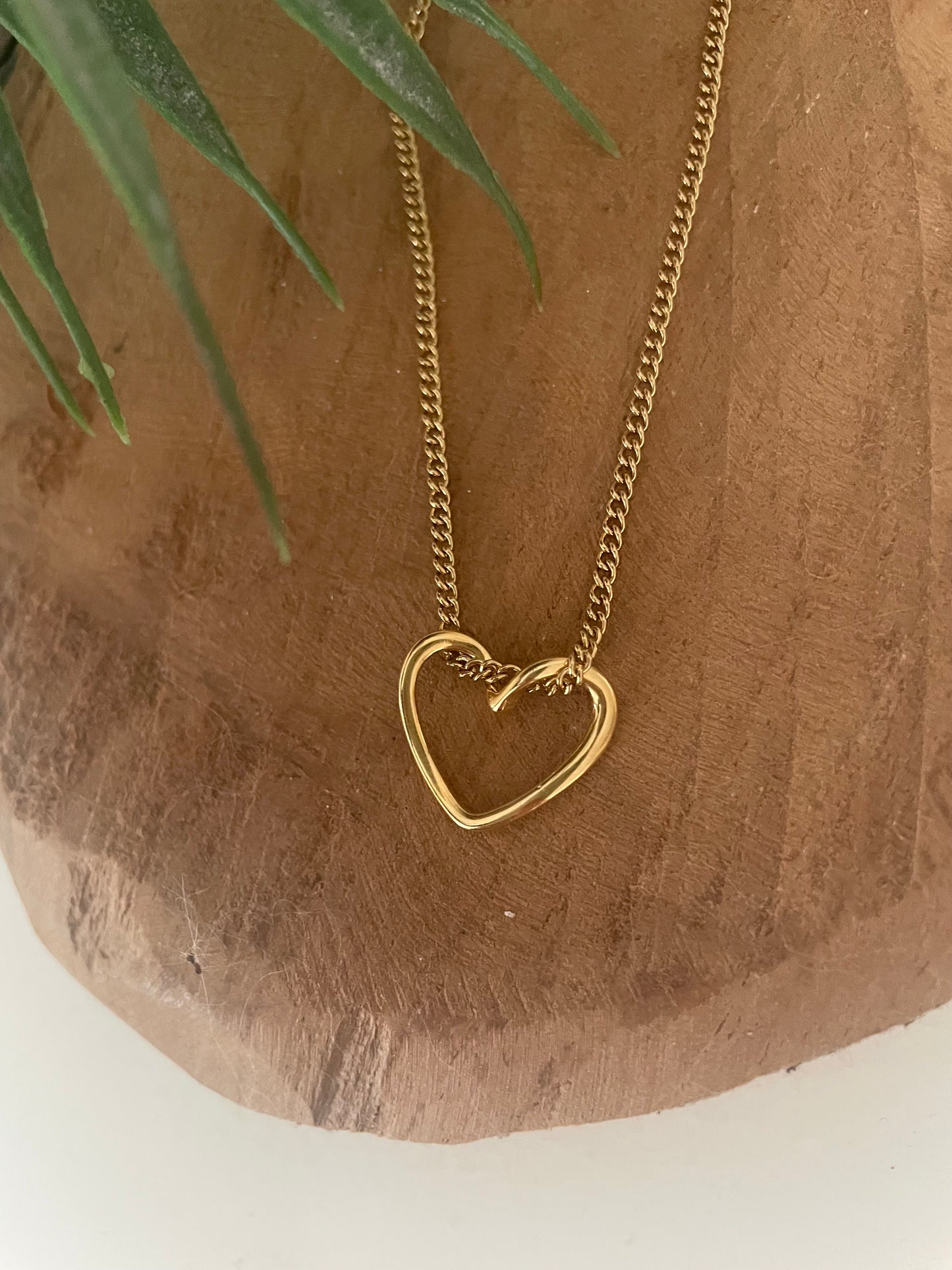 Détail zoom ras de cou coeur doré