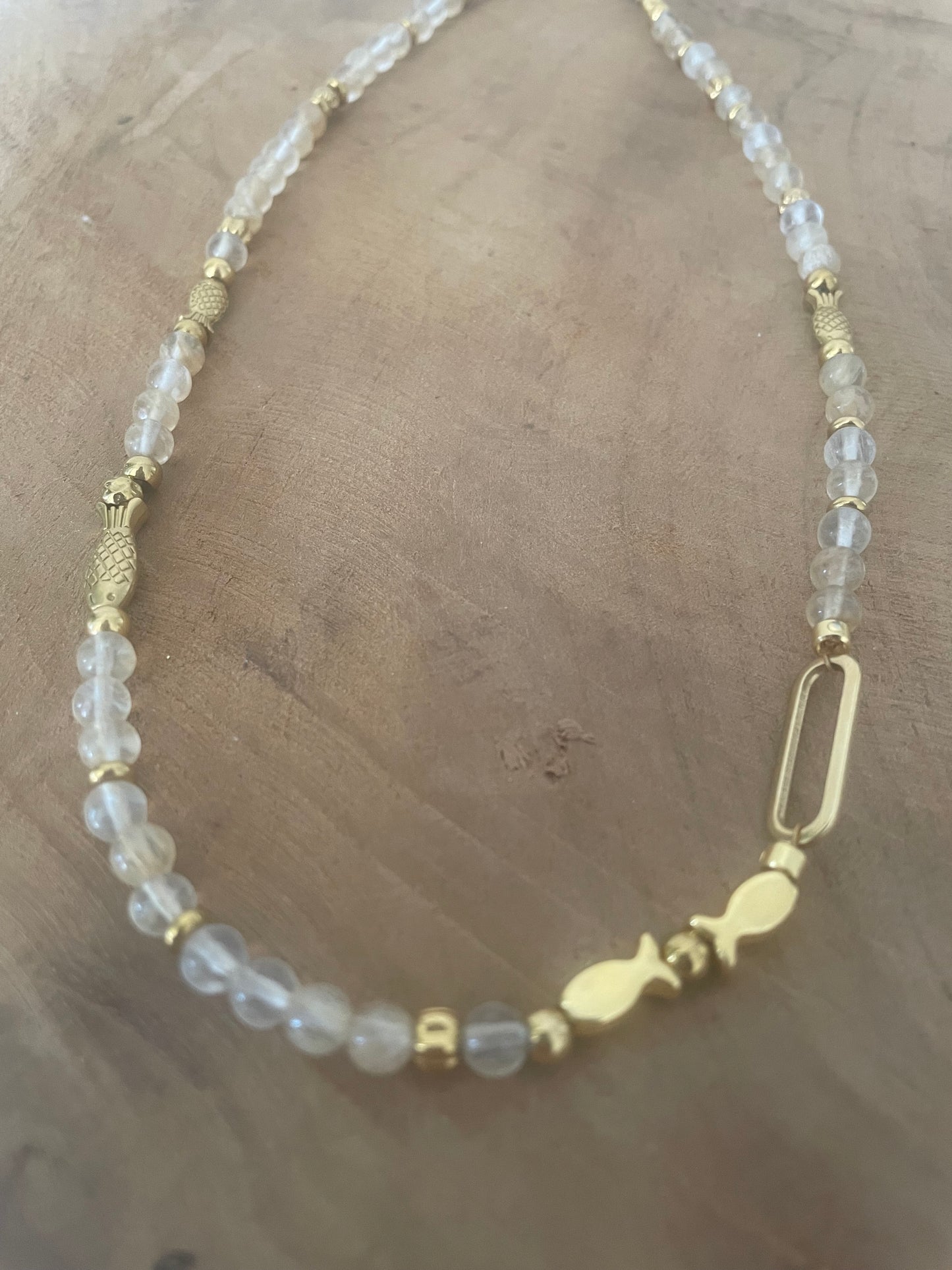 Collier court - ras de cou le poisson Jeanne en pierre naturelle quartz transparent jaune et doré