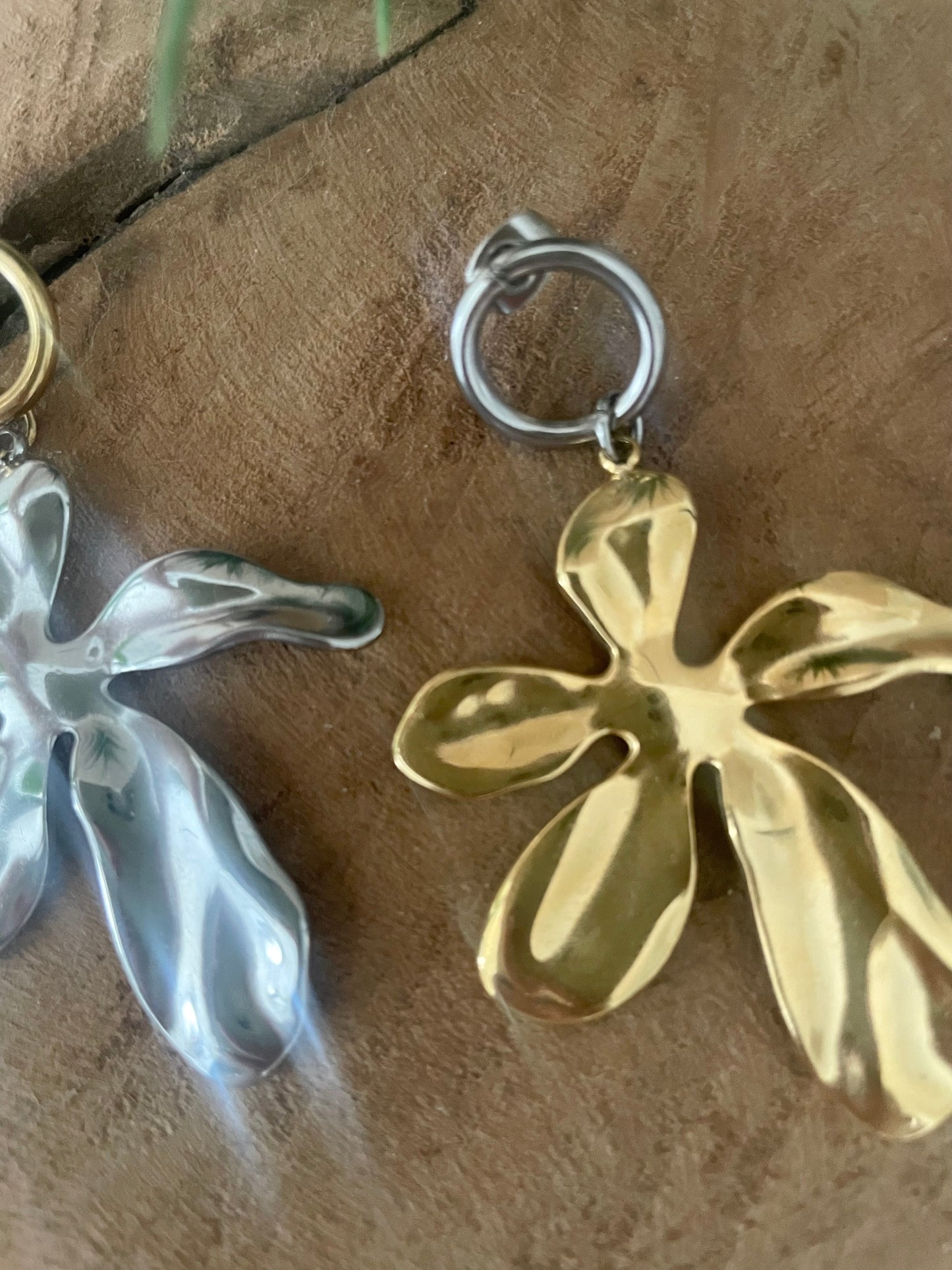 Gros plan boucles d’oreilles grosses fleurs mix doré et argenté