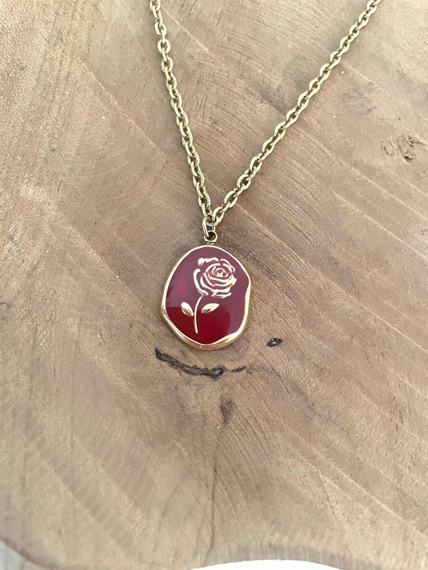 Collier court pendentif rose bordeaux et doré