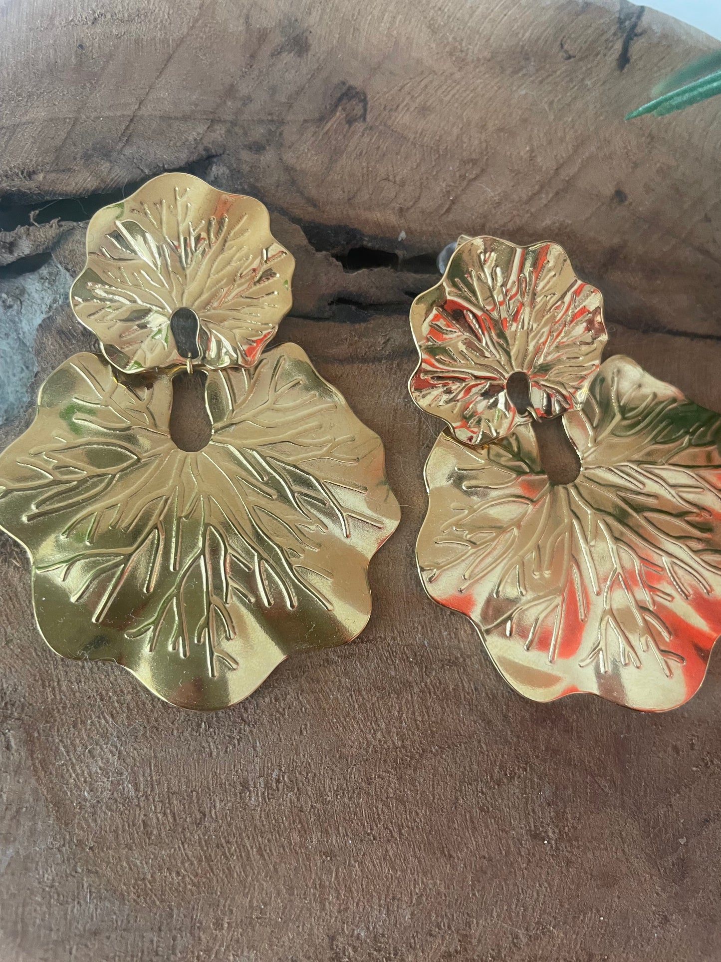 Gros plan feuilles boucles d'oreilles gros bijou tendance 2026