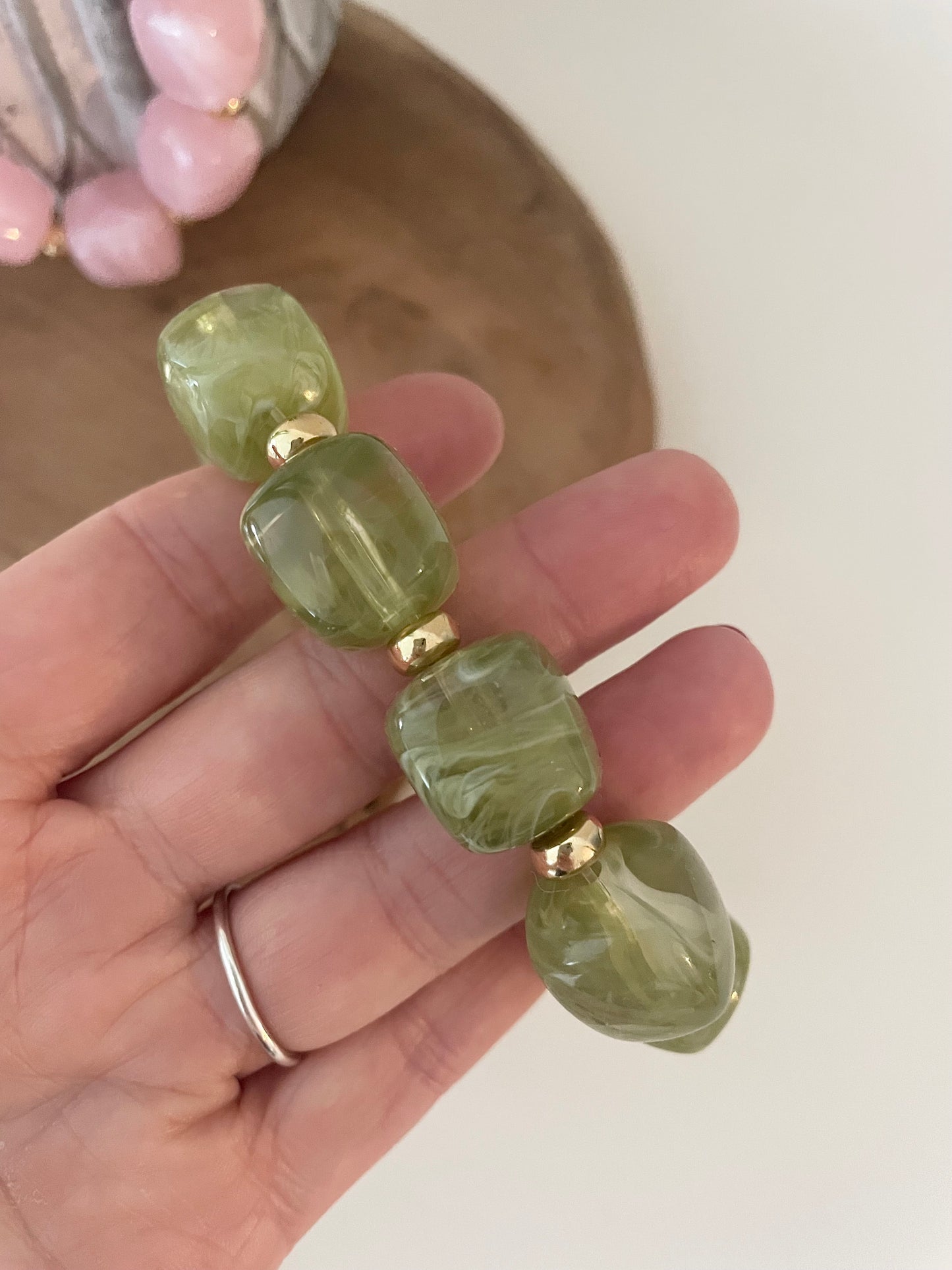 Vue de face bracelet SOLENE version vert perles dorées