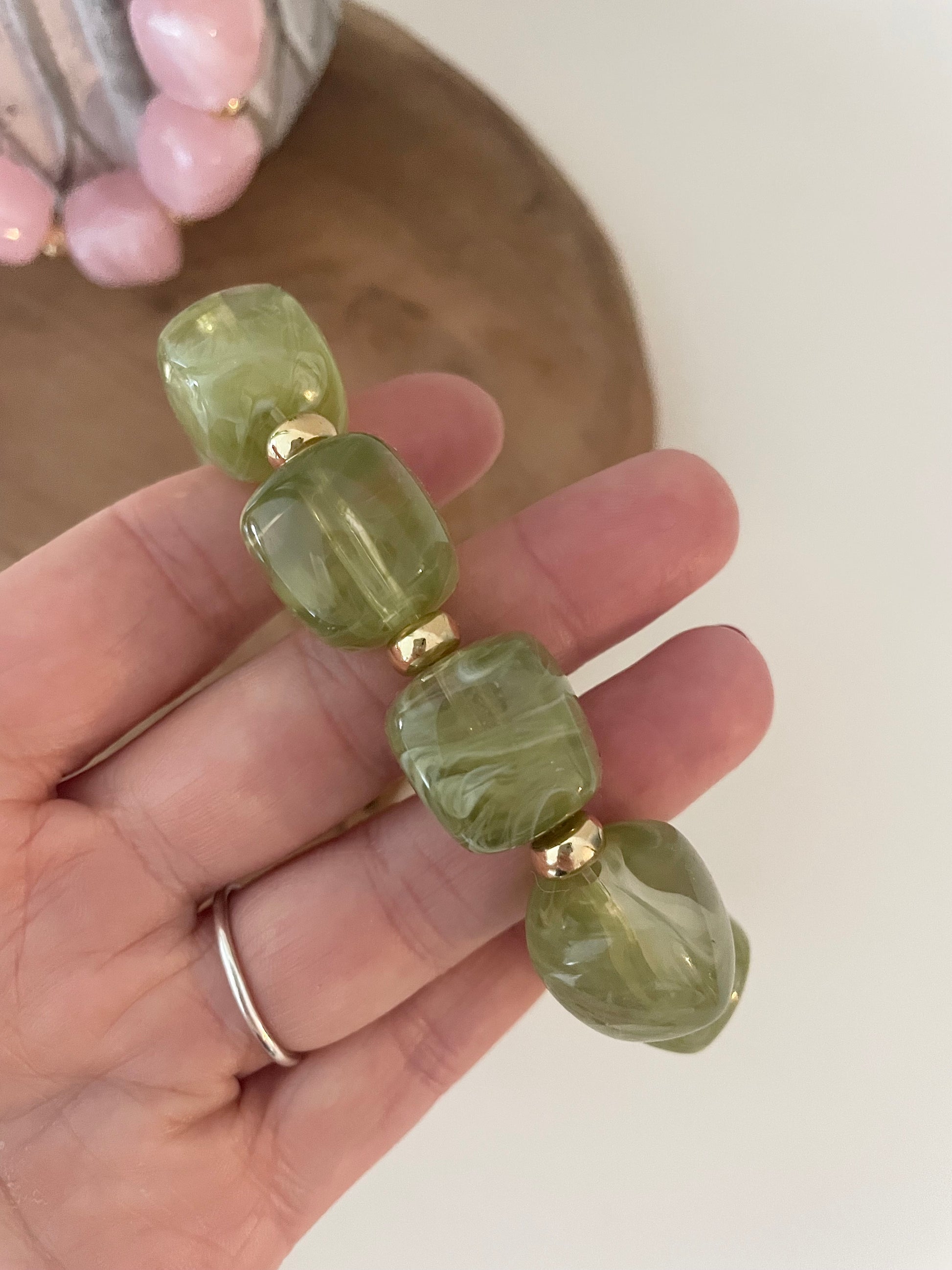 Vue de face bracelet SOLENE version vert perles dorées