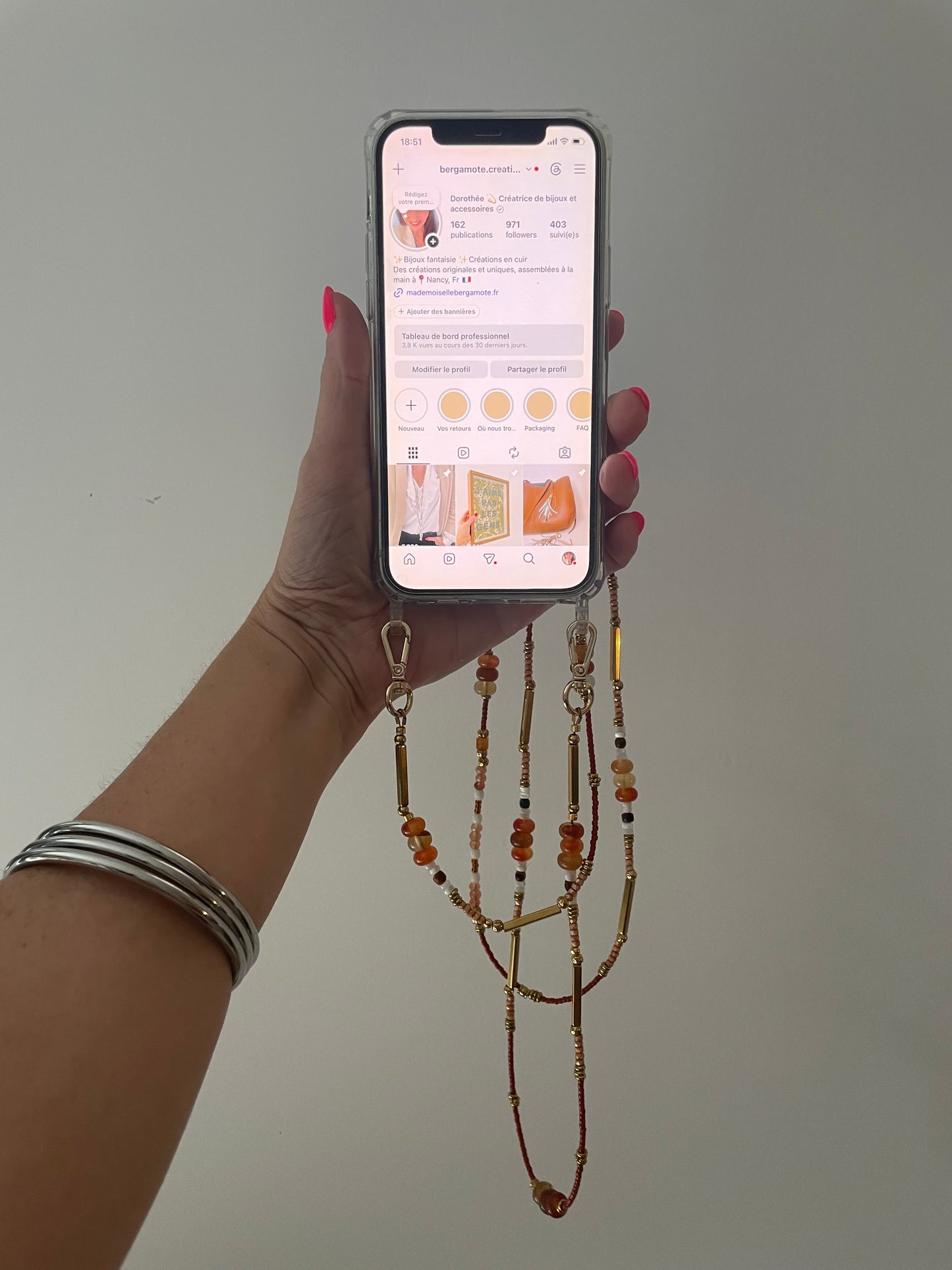 Chaîne pour téléphone en pierre naturelle terracotta et doré