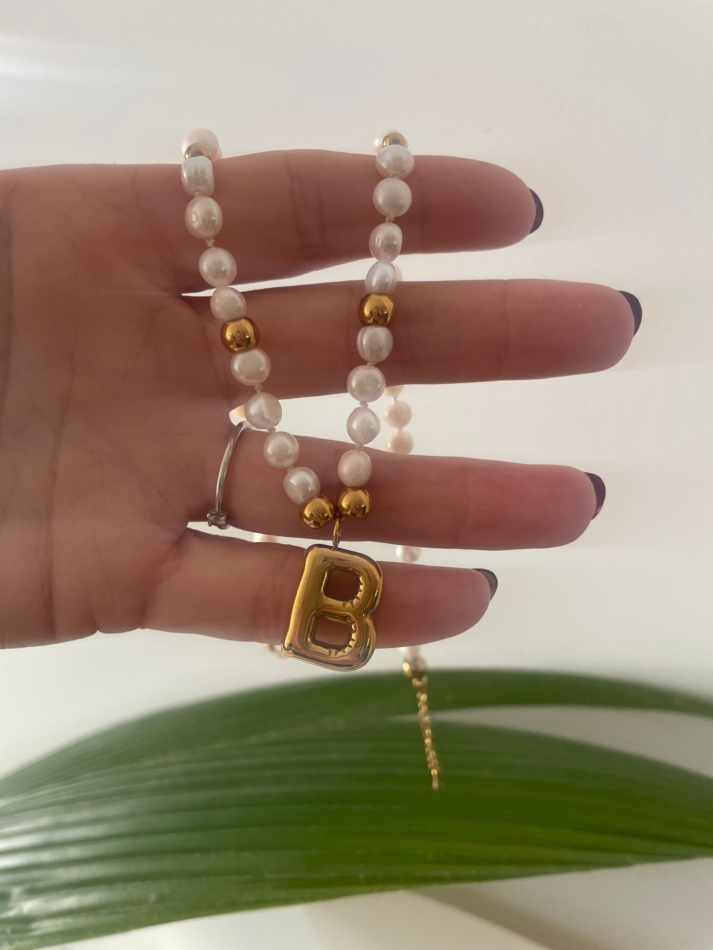 détail perles et pendentif lettre B doré