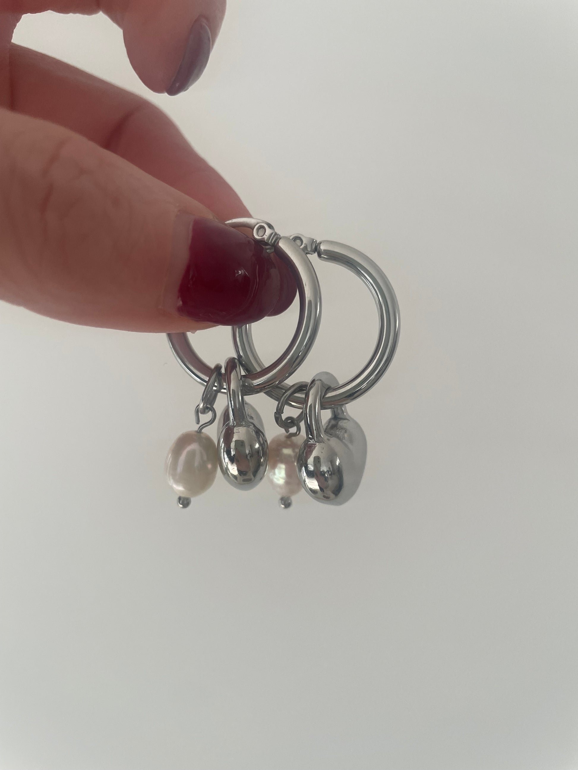 Vue profil boucles créoles argent avec perle d’eau douce artisanat france