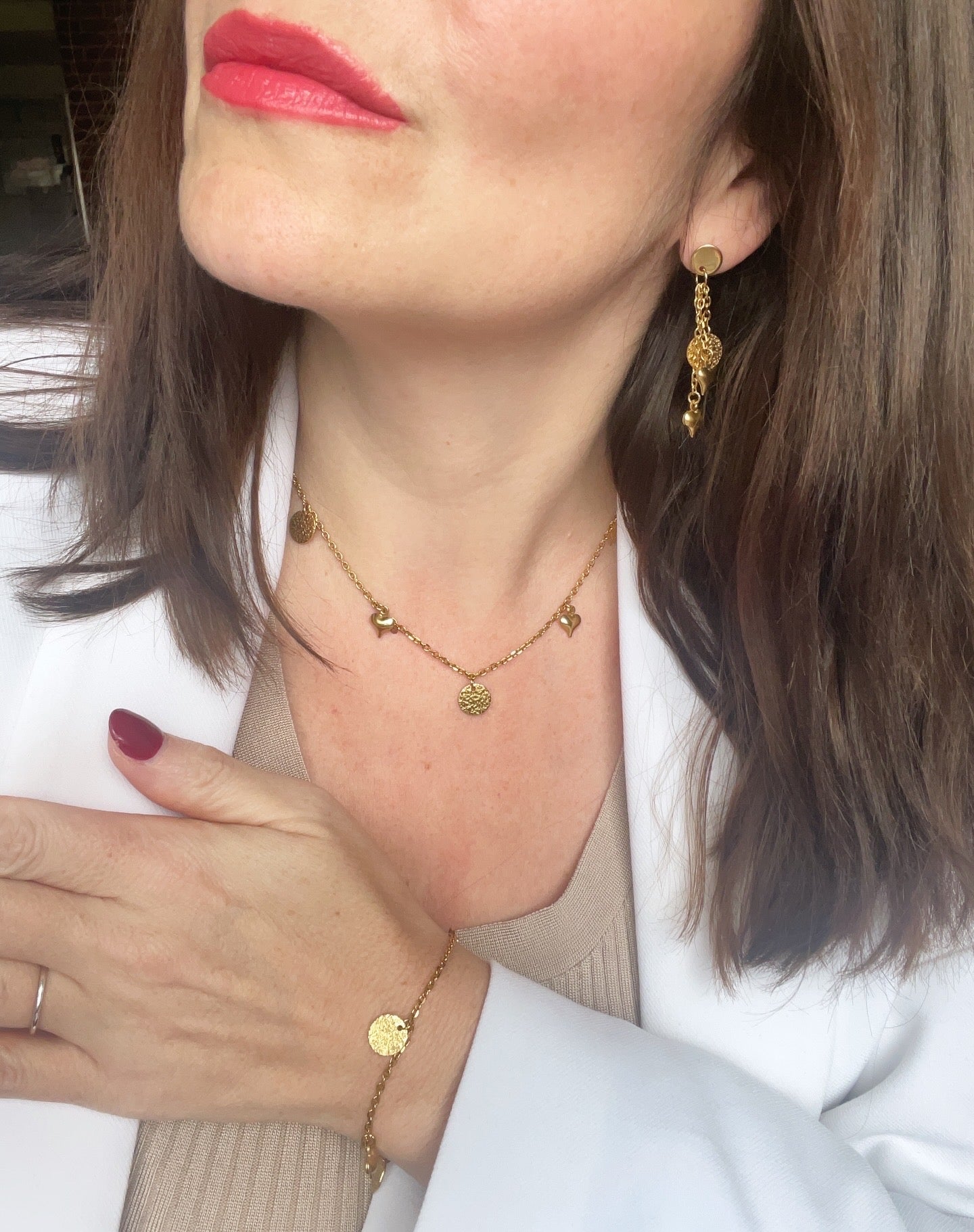 Collier court doré avec breloques coeurs et médailles martelées