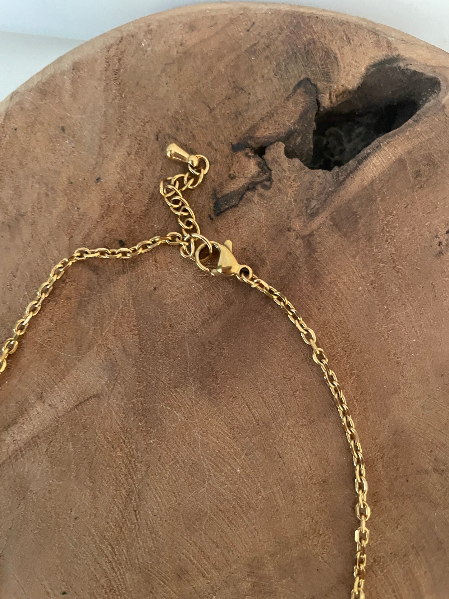 Collier court doré avec breloques coeurs et médailles martelées