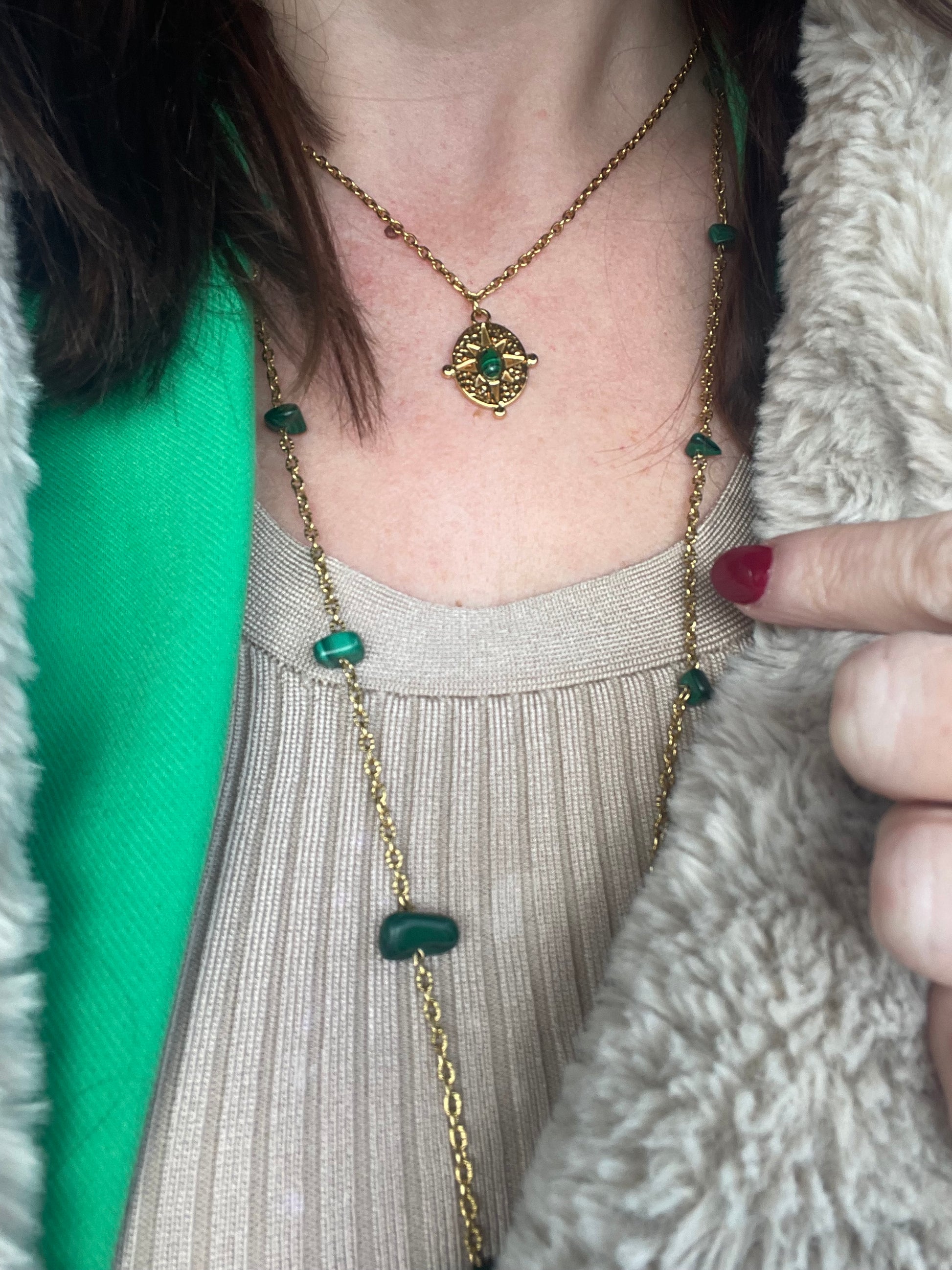 porté détail pierres vertes malachite sautoir poisson doré