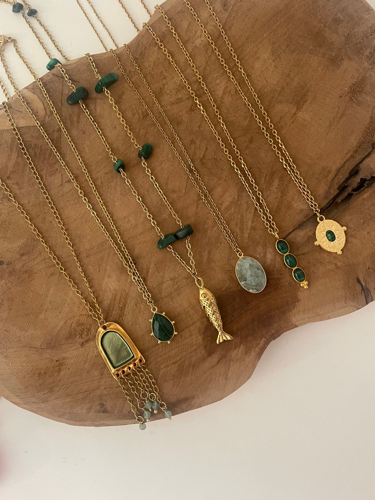 Collier doré avec pendentif serti de malachite