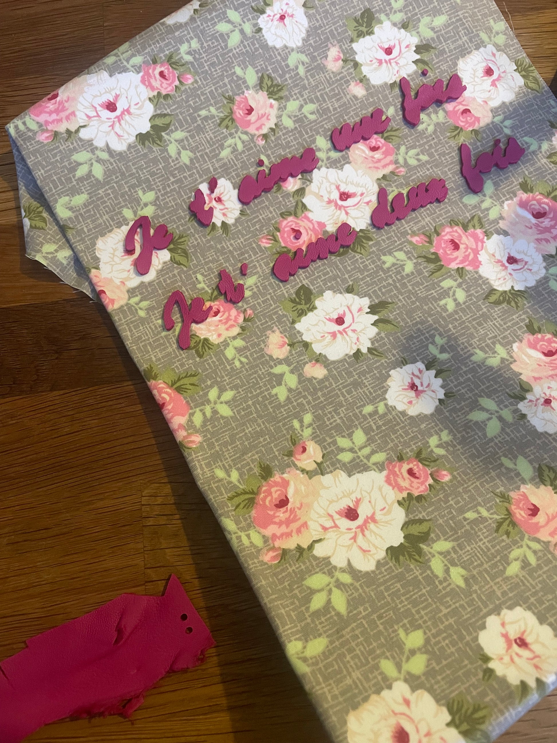 Détail zoom fabrication collage cuir sur tissu cadre 3D 100% fait main