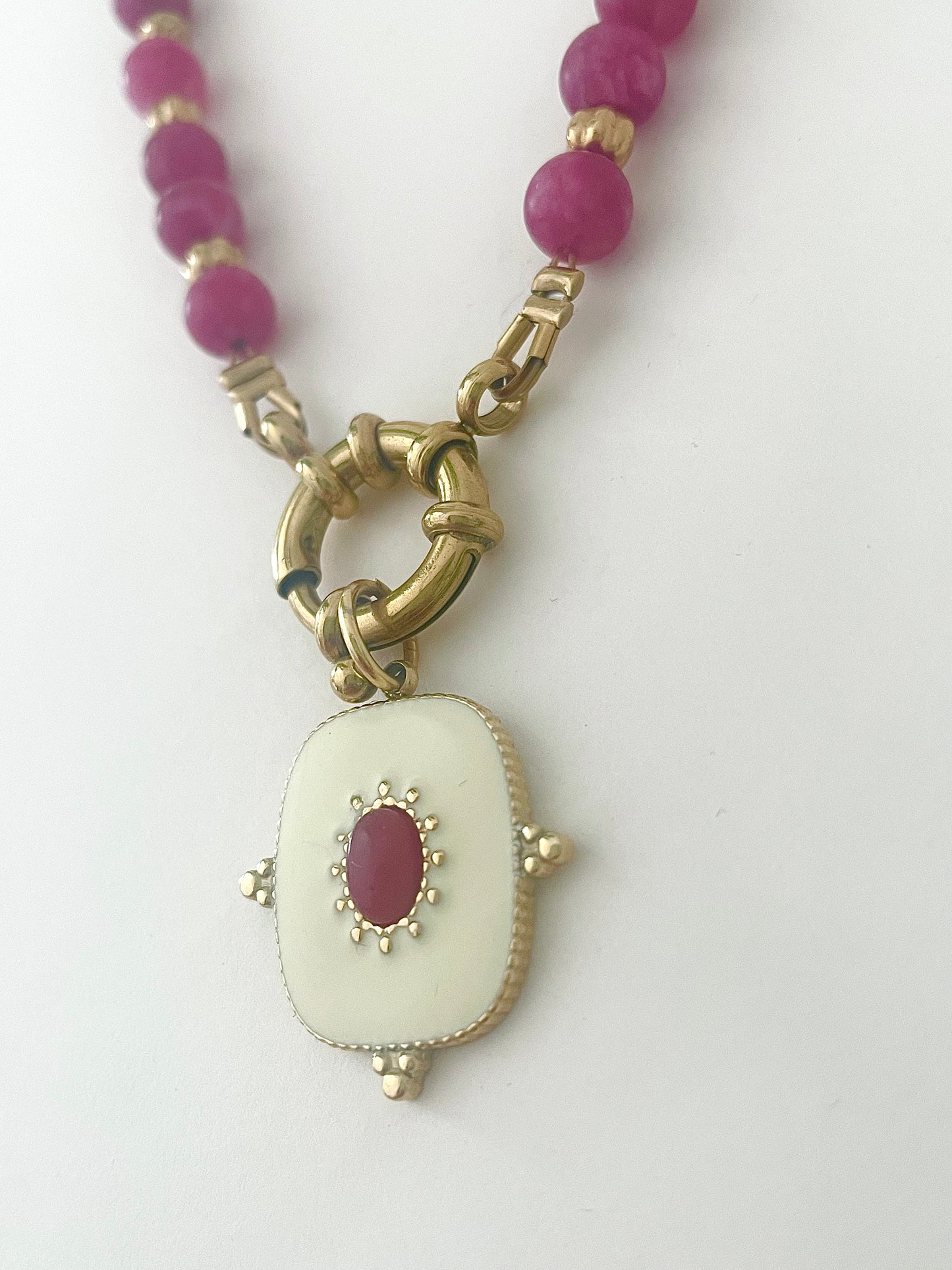 zoom pendentif collier pierre naturelle rose framboise fait main