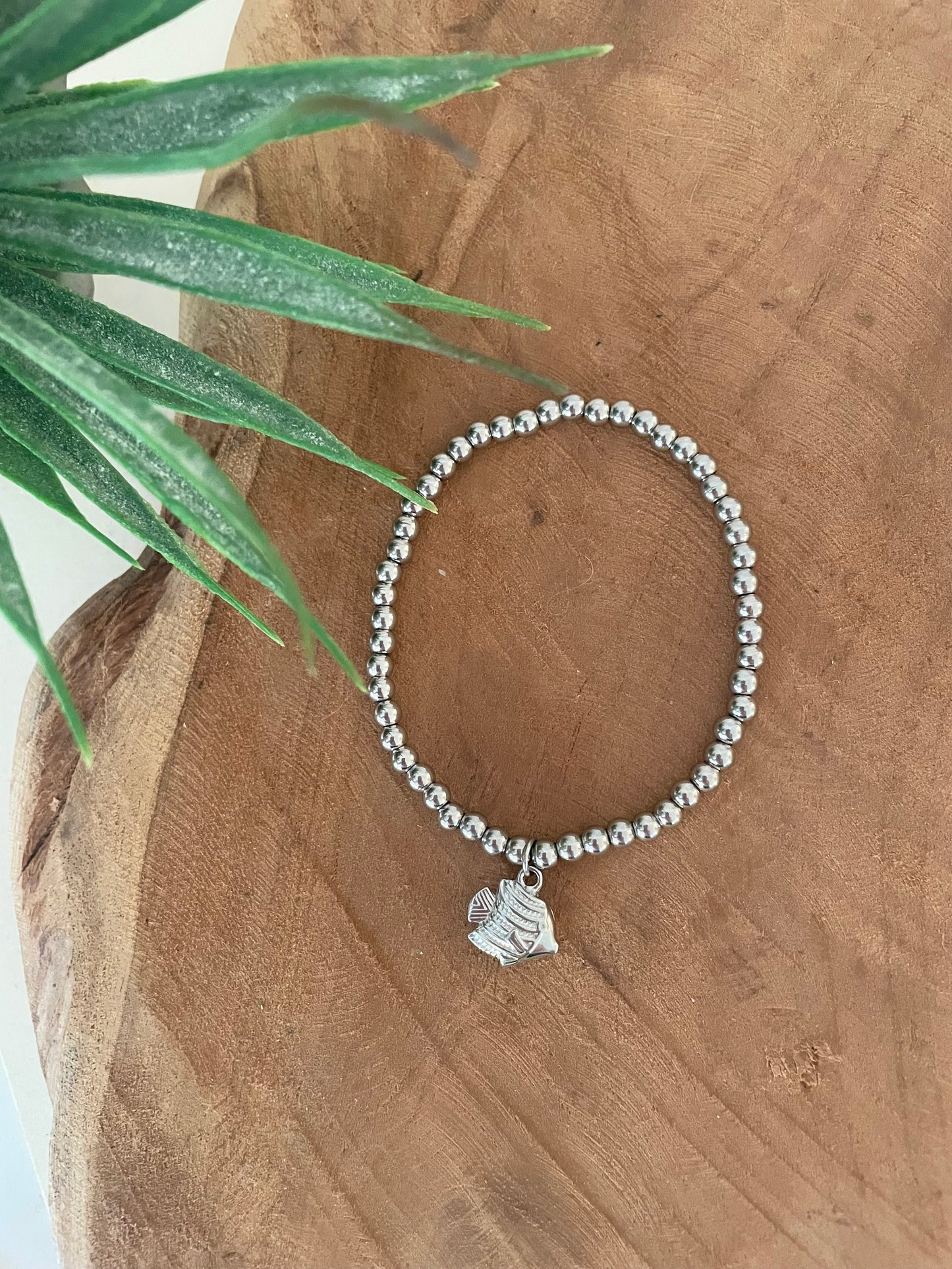 Bracelet breloque poisson en perles argentées