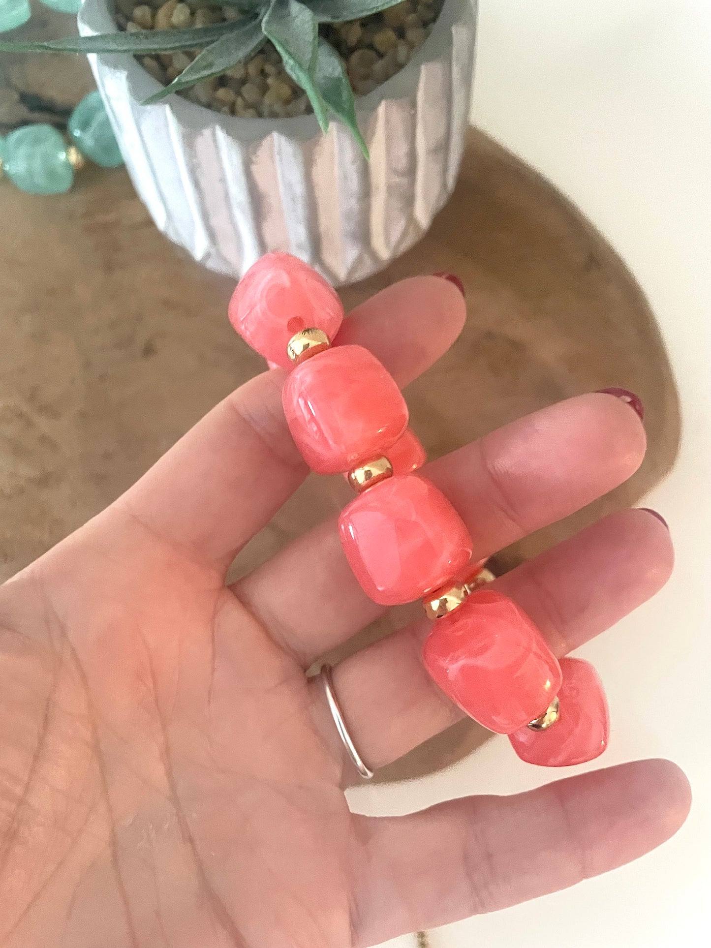Détail zoom perles corail fluo bracelet SOLENE