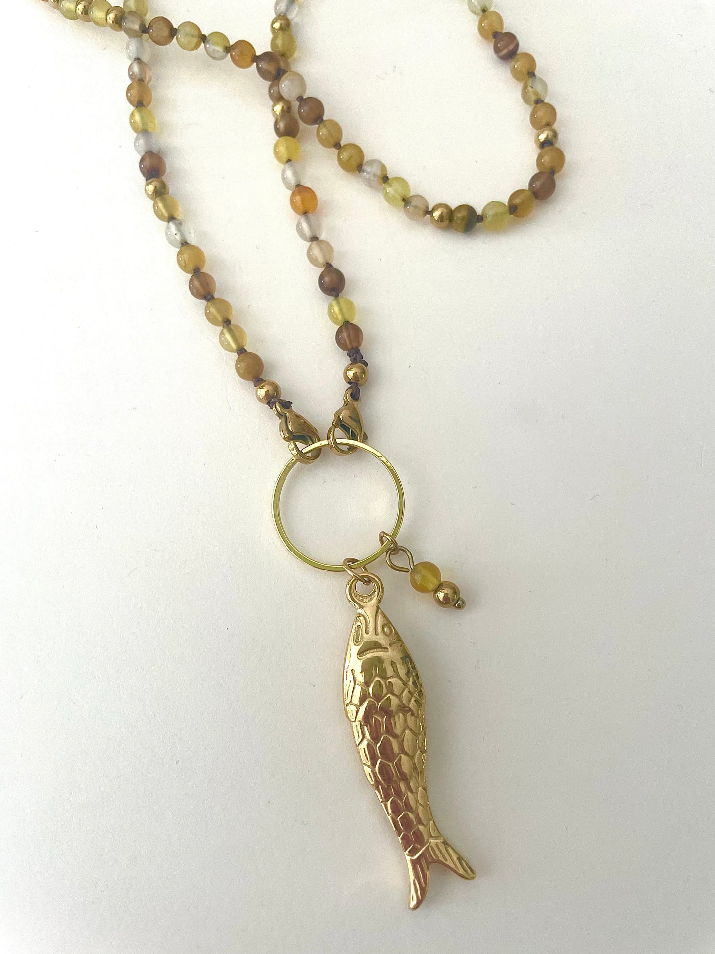 Zoom grand pendentif poisson acier inoxydable et pierres naturelles jaune marron