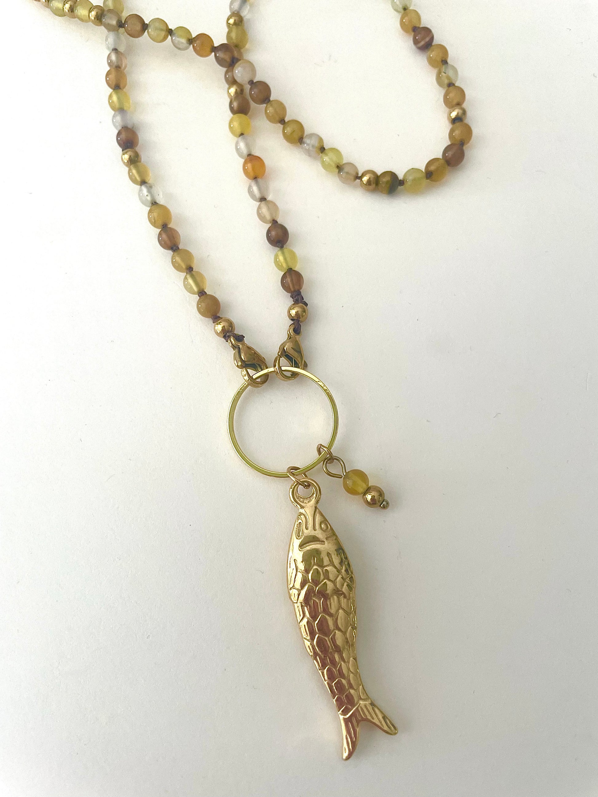 Zoom grand pendentif poisson acier inoxydable et pierres naturelles jaune marron
