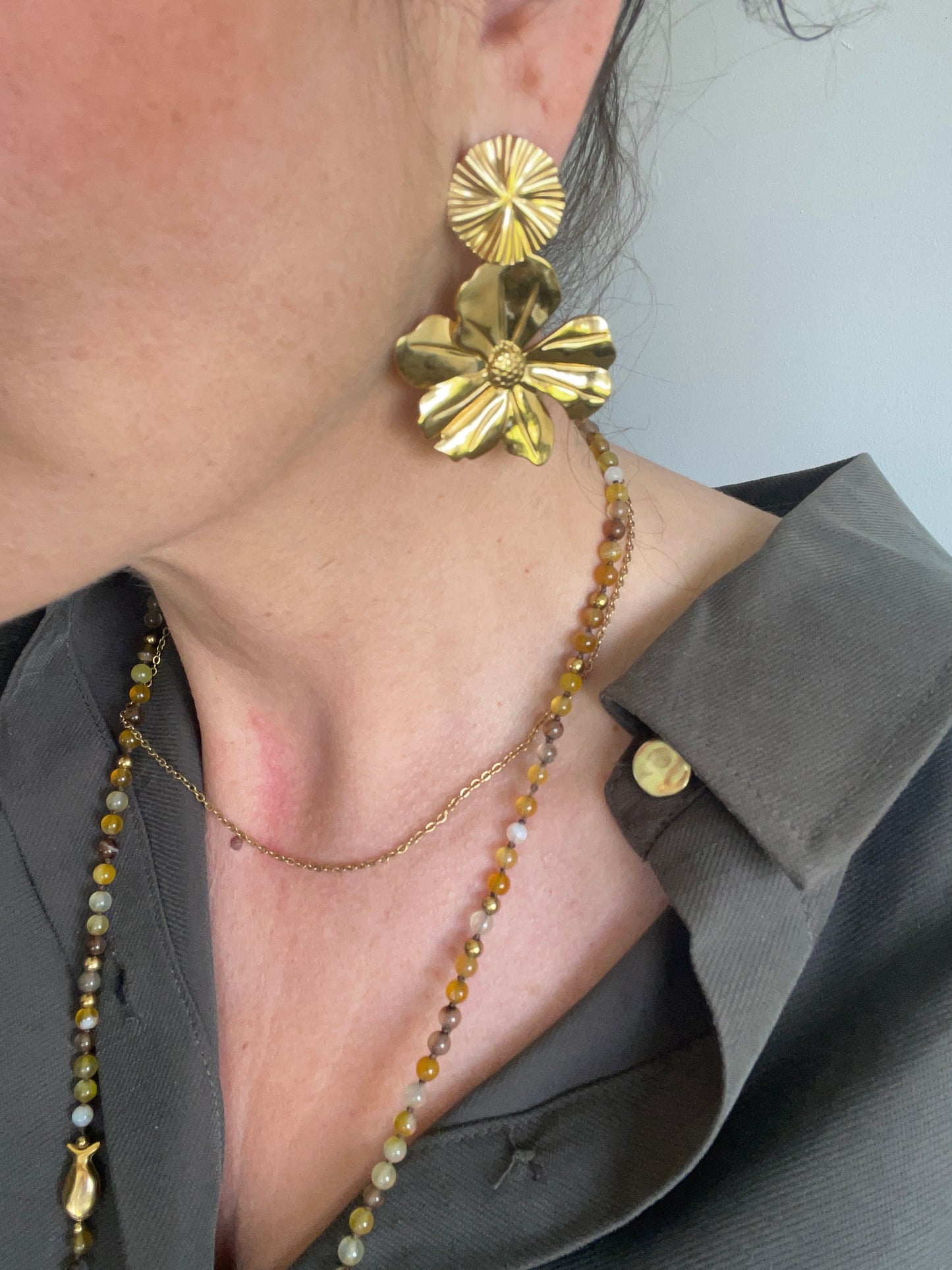Porté zoom le poisson Jacqueline tons jaune marron et doré avec grosses boucles d’oreilles dorées fleurs fait main