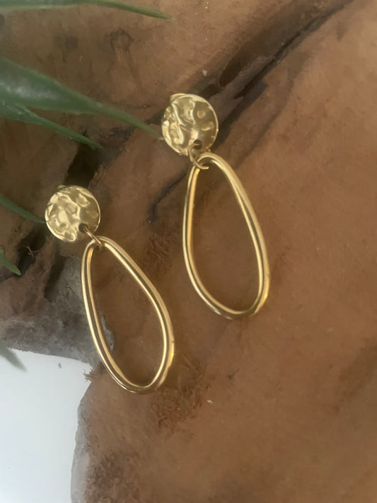Détail clou martelé doré boucles pendentif ovale lisse asymétrique