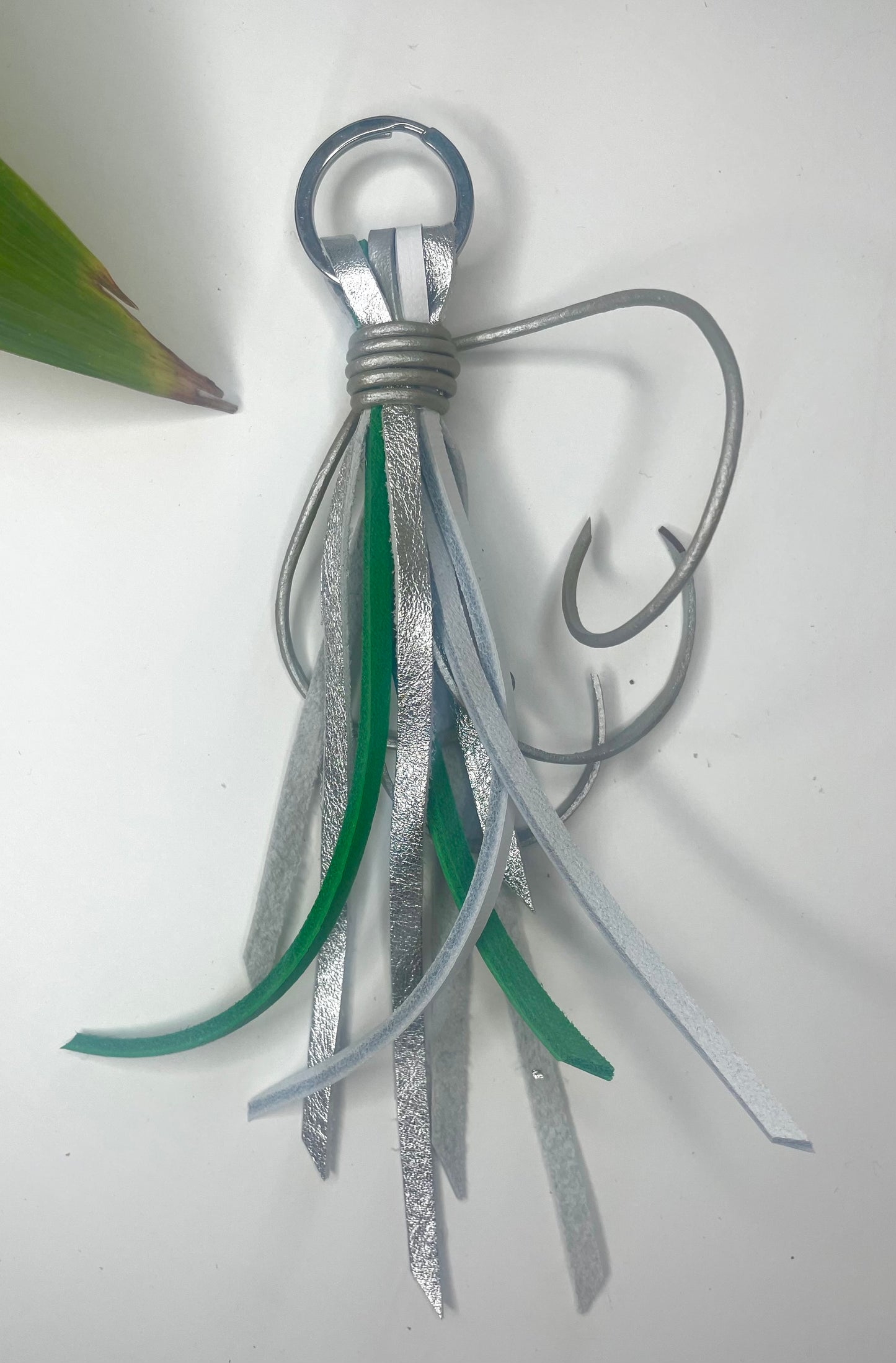 Porte clefs Astride cuir argenté vert bijou de sac 
