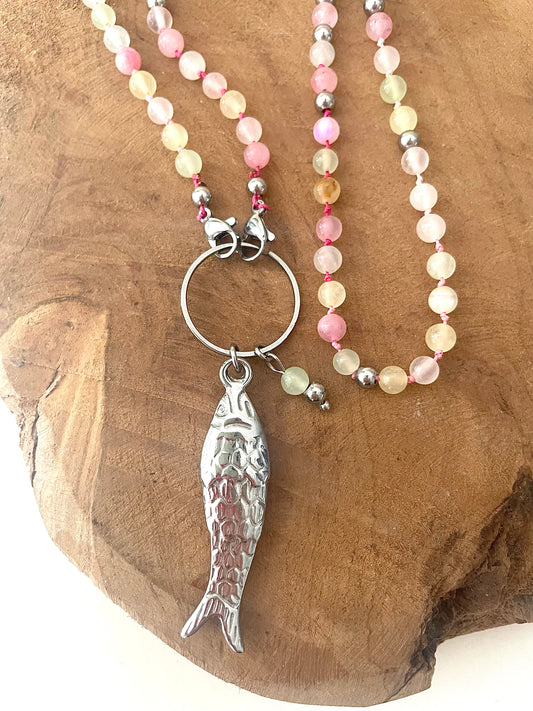 Zoom grand pendentif poisson acier inoxydable long collier fait main pierre naturelle tons pastel