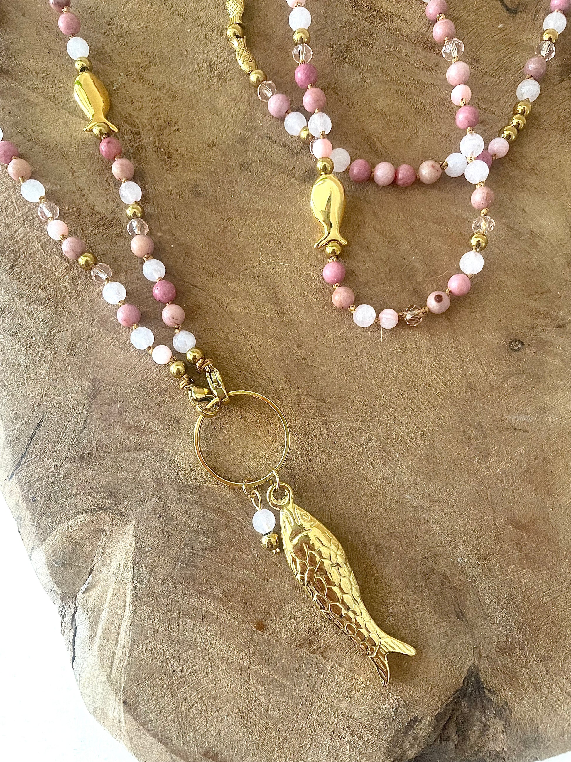 Détail zoom poisson Jacqueline tons roses et doré quartz rose grand pendentif artisanat