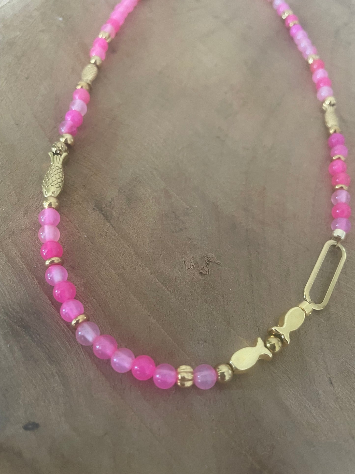 Collier court - ras de cou le poisson Jeanne en pierre naturelle agate rose vif et doré